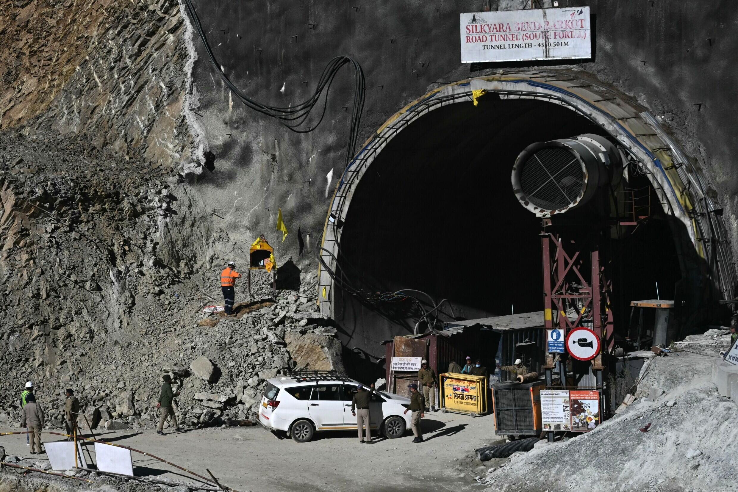 Eine Gesamtansicht zeigt den Eingang des im Bau befindlichen Silkyara-Straßentunnels während der Rettungsbemühungen für eingeschlossene Bauarbeiter, Tage nachdem ein Abschnitt des Tunnels in Uttarkashi eingestürzt ist