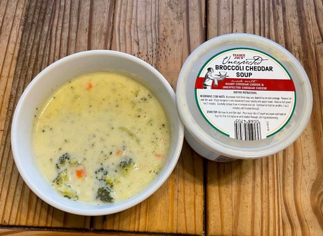 Trader Joes unerwartete Brokkoli-Cheddar-Suppe