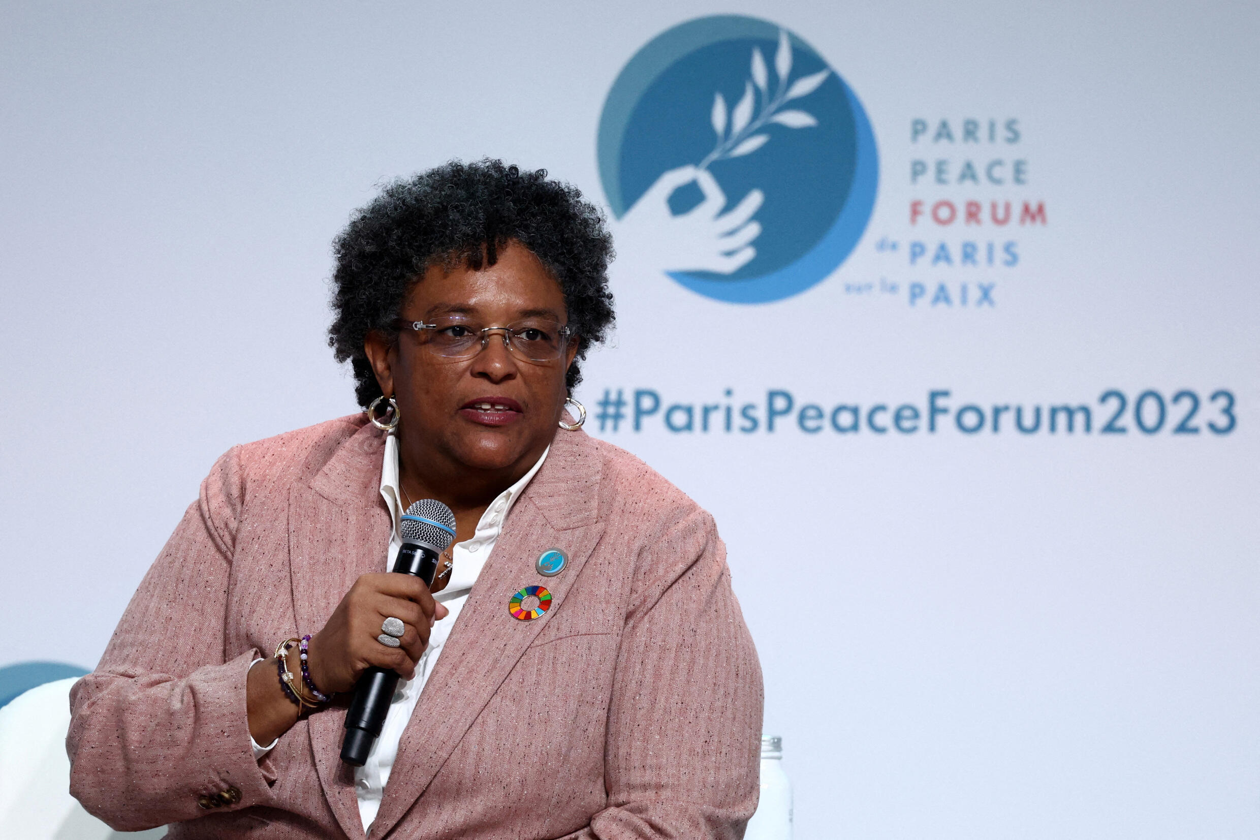 Die Premierministerin von Barbade, Mia Amor Mottley, wurde am 10. November 2023 anlässlich der Eröffnungszeremonie des Pariser Forums im Palais Brongniart in Paris ausgezeichnet.