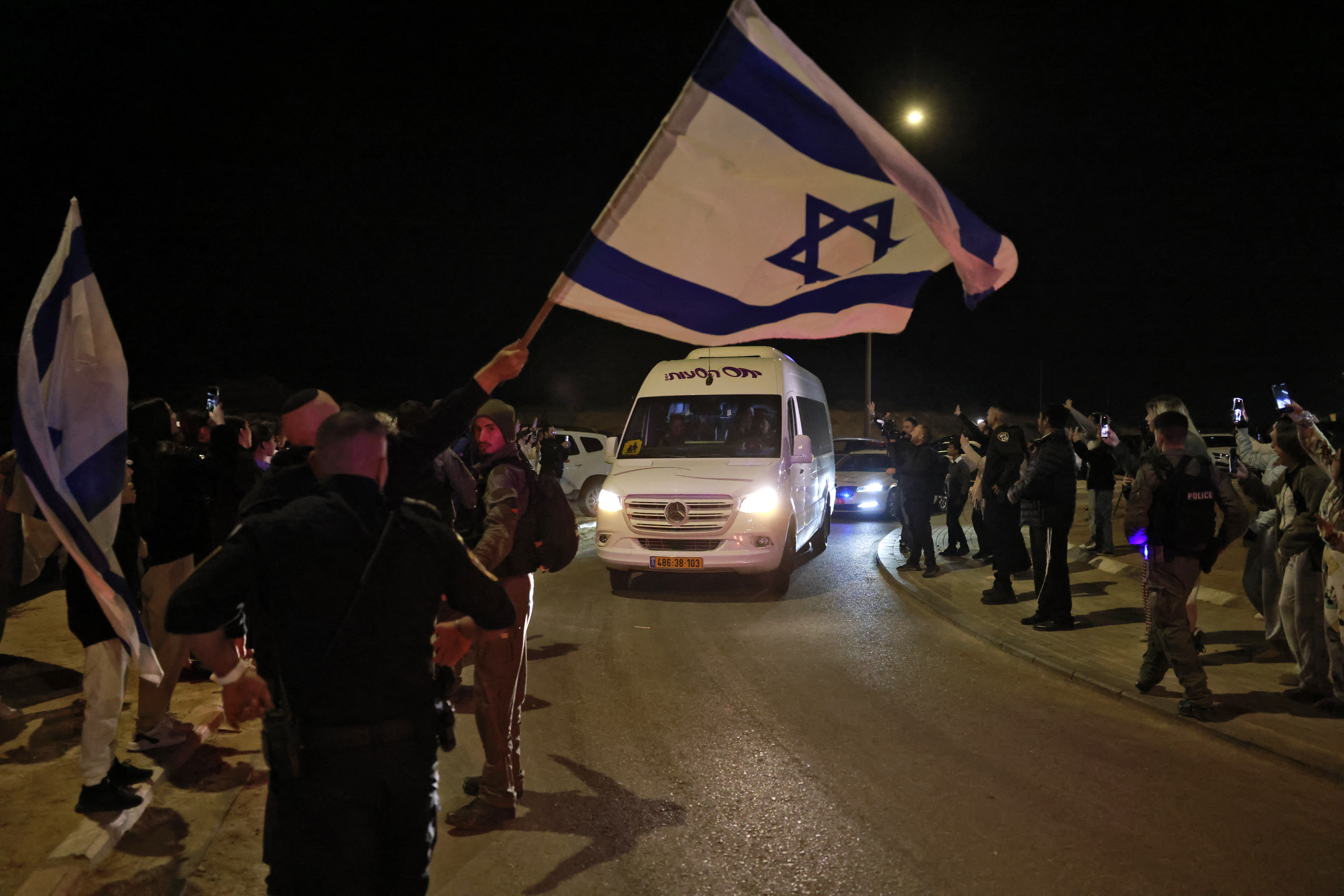 Zwei weitere russische Geiseln wurden zuvor freigelassen und gesehen, wie sie an israelischen Flaggen vorbeizogen
