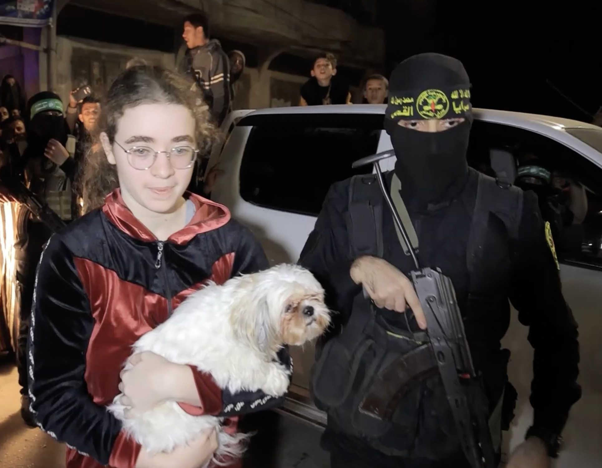 Die 17-jährige Mia Leimberg wurde gesehen, wie sie mit ihrem Hund das Haus verließ, als sie am Dienstag von der Hamas freigelassen wurde