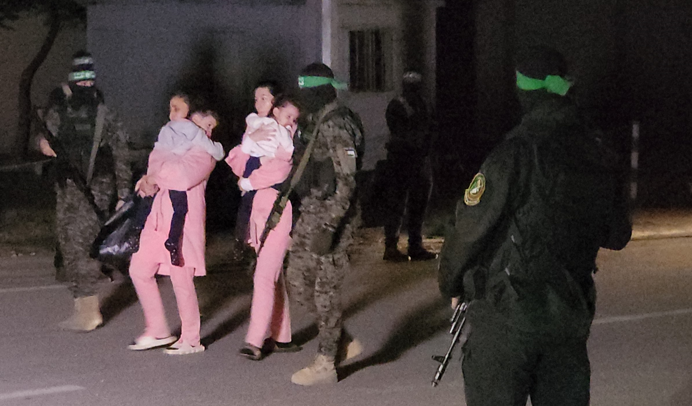 Die beiden dreijährigen Zwillinge Emma und Yuli Konio wurden gesehen, wie sie von Familienmitgliedern gekuschelt wurden, nachdem sie mit ihrer Mutter Sharon freigelassen wurden