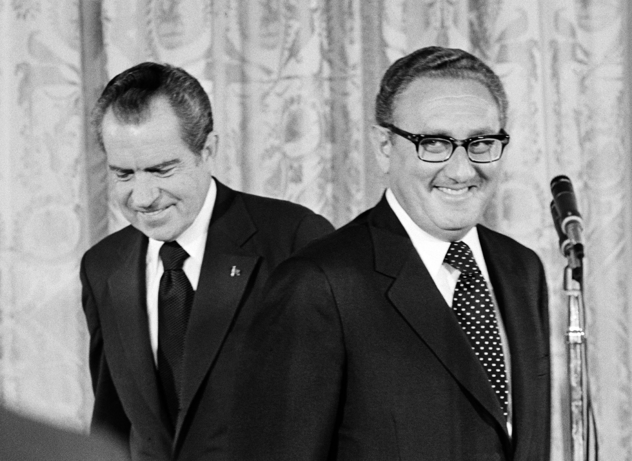 Präsident Richard Nixon (links) im Bild mit Kissinger (rechts)