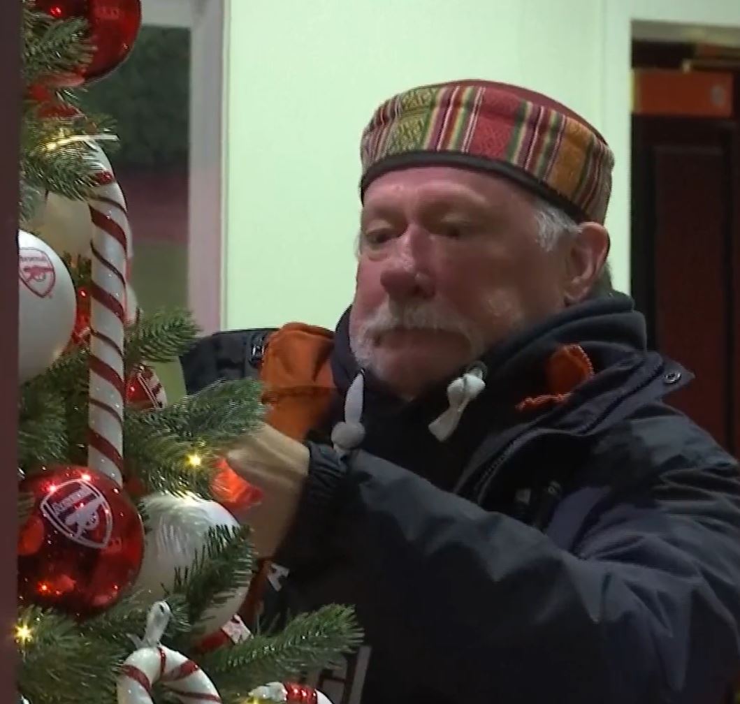Das urkomische Filmmaterial zeigt, wie Ramsdales Vater eine Weihnachtskugel vom Baum nimmt
