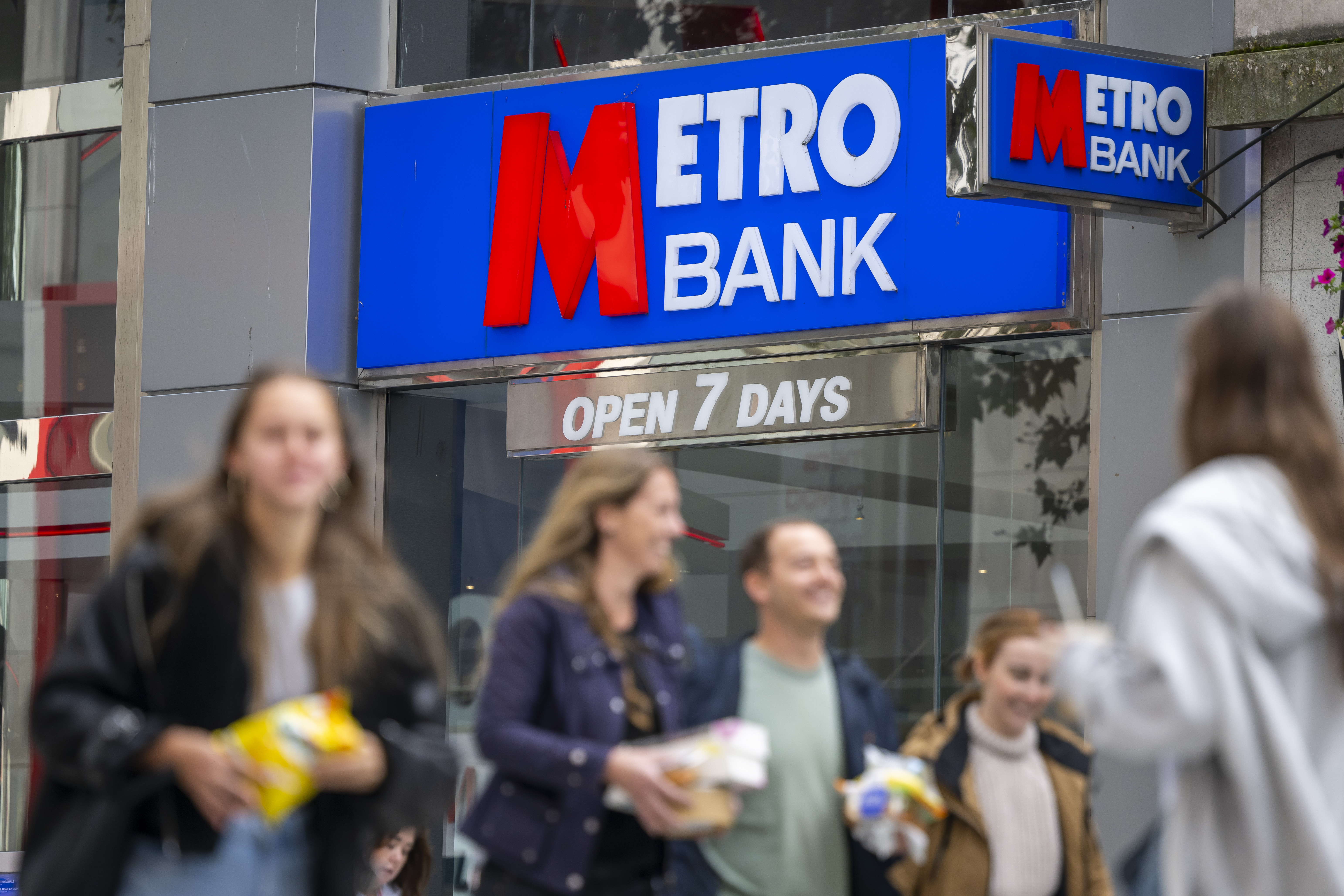 Die Metro Bank entlässt ein Fünftel ihrer Belegschaft und könnte ihre siebentägigen Öffnungszeiten beenden