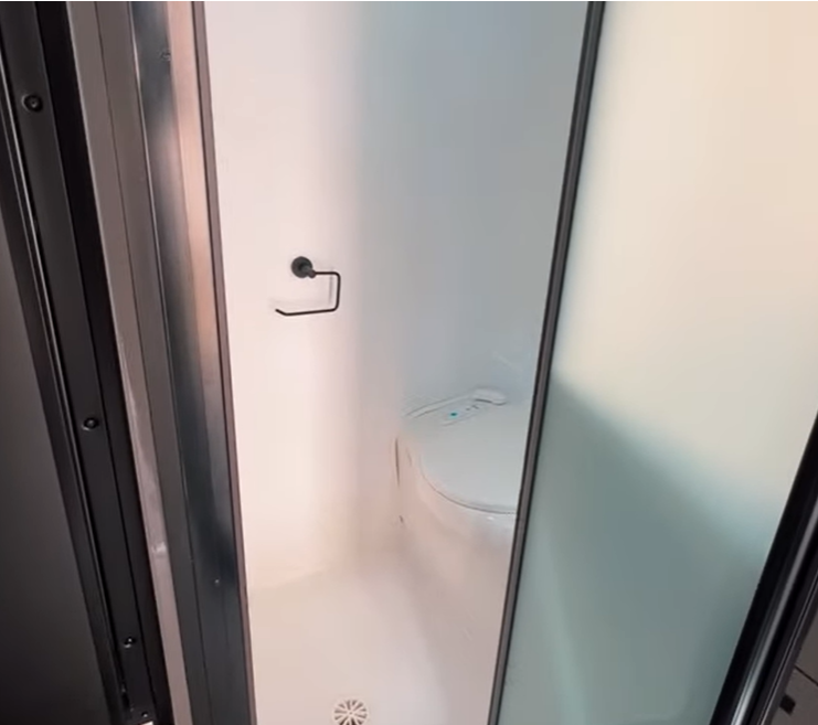 Ein kombiniertes Badezimmer mit Dusche und Toilette
