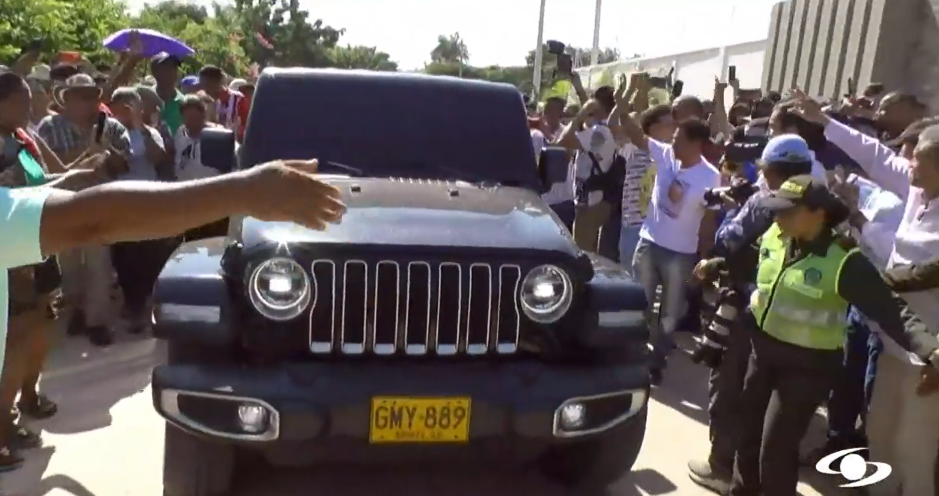 Berichten zufolge kehrt ein Auto mit Díaz in seine Heimatstadt Barrancas zurück