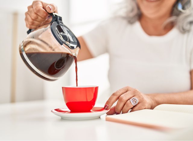 Frau mittleren Alters gießt Kaffee ein, Konzept von Tricks, die Ihnen helfen, morgens als erstes zu kacken
