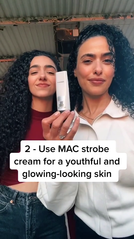 Als nächstes empfahl sie die MAC-Stroboskop-Creme für Ihre Haut