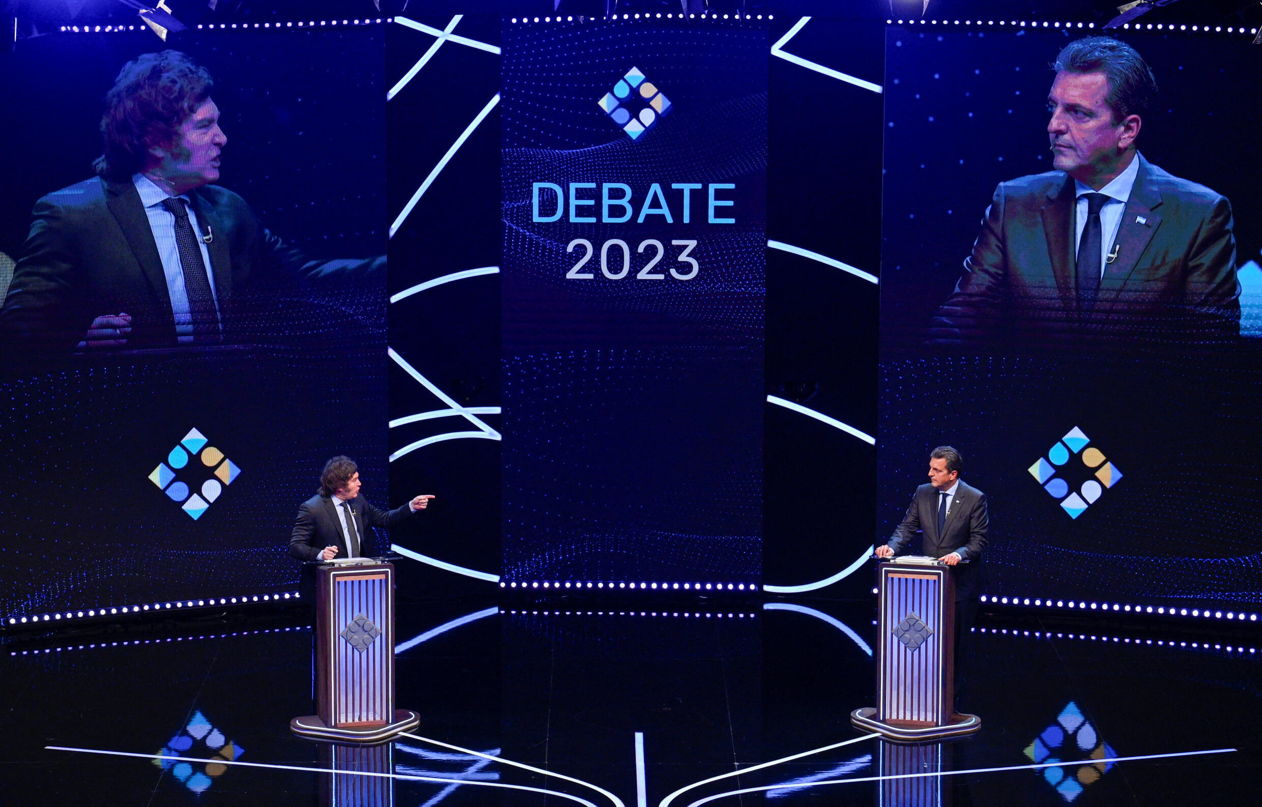 Die argentinischen Präsidentschaftskandidaten Sergio Massa und Javier Milei nehmen am 12. November 2013 an einer Debatte in Buenos Aires, Argentinien, teil.