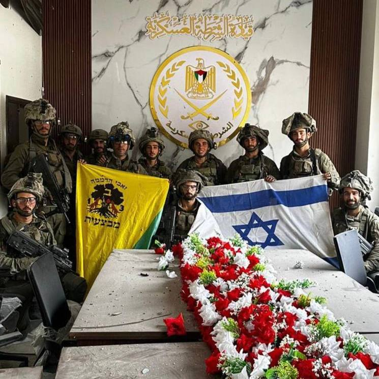 Auch israelische Truppen sind im Hauptquartier der Militärpolizei im Gazastreifen abgebildet