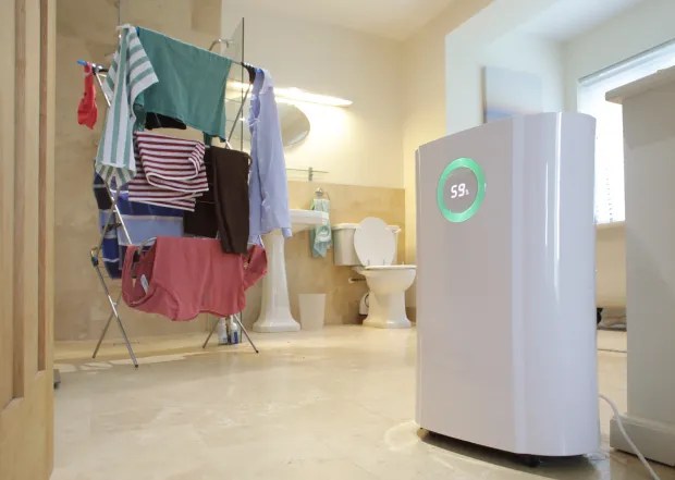 Luftentfeuchter entziehen der Luft Feuchtigkeit und können so das Trocknen der Wäsche beschleunigen
