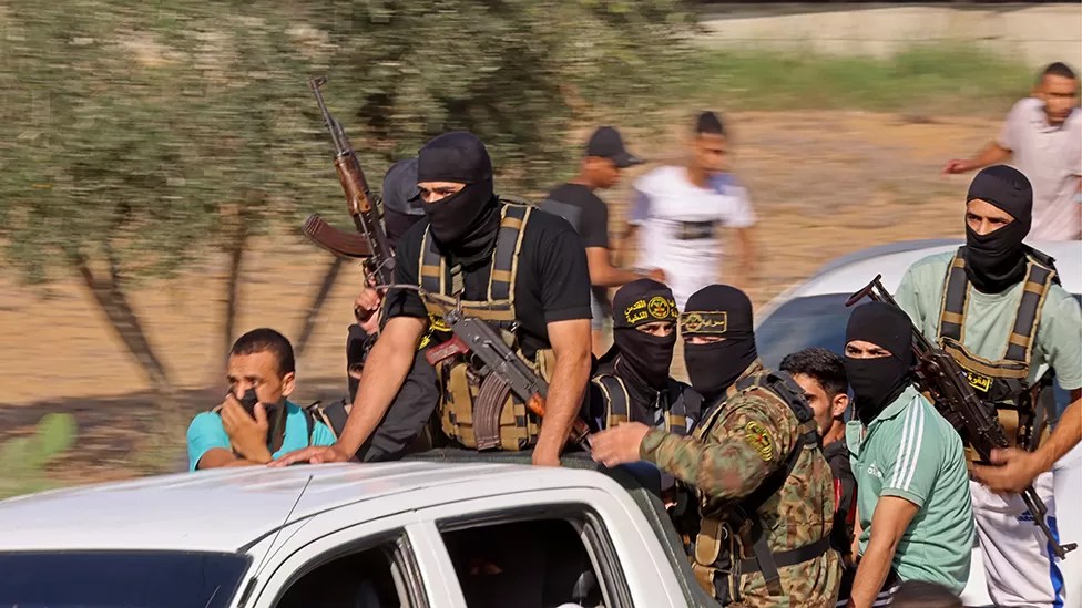 Hamas-Kämpfer auf dem Weg zur israelischen Grenze während der Anschläge vom 7. Oktober
