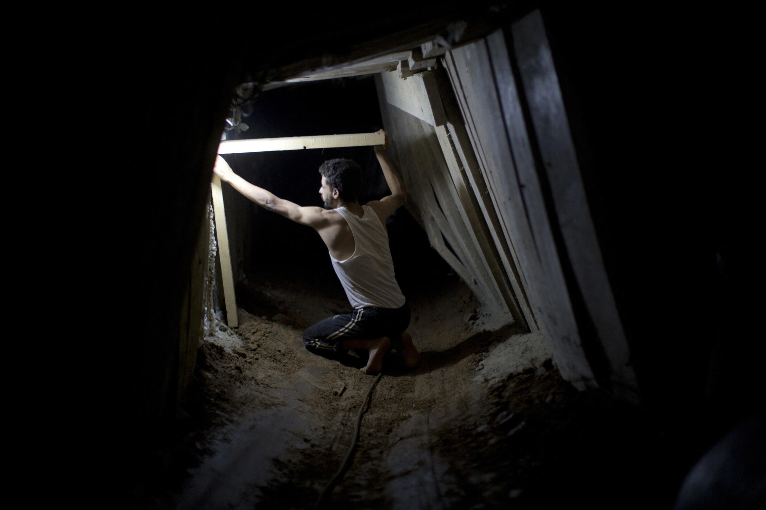 Ein Palästinenser arbeitet am 11. September 2013 in einem Schmuggeltunnel unter der Grenze zu Rafah.