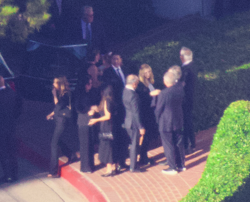 Die „Friends“-Co-Stars Jennifer Aniston, Lisa Kudrow, Courteney Cox, Matt LeBlanc und David Schwimmer schlossen sich der Familie und anderen Trauergästen an