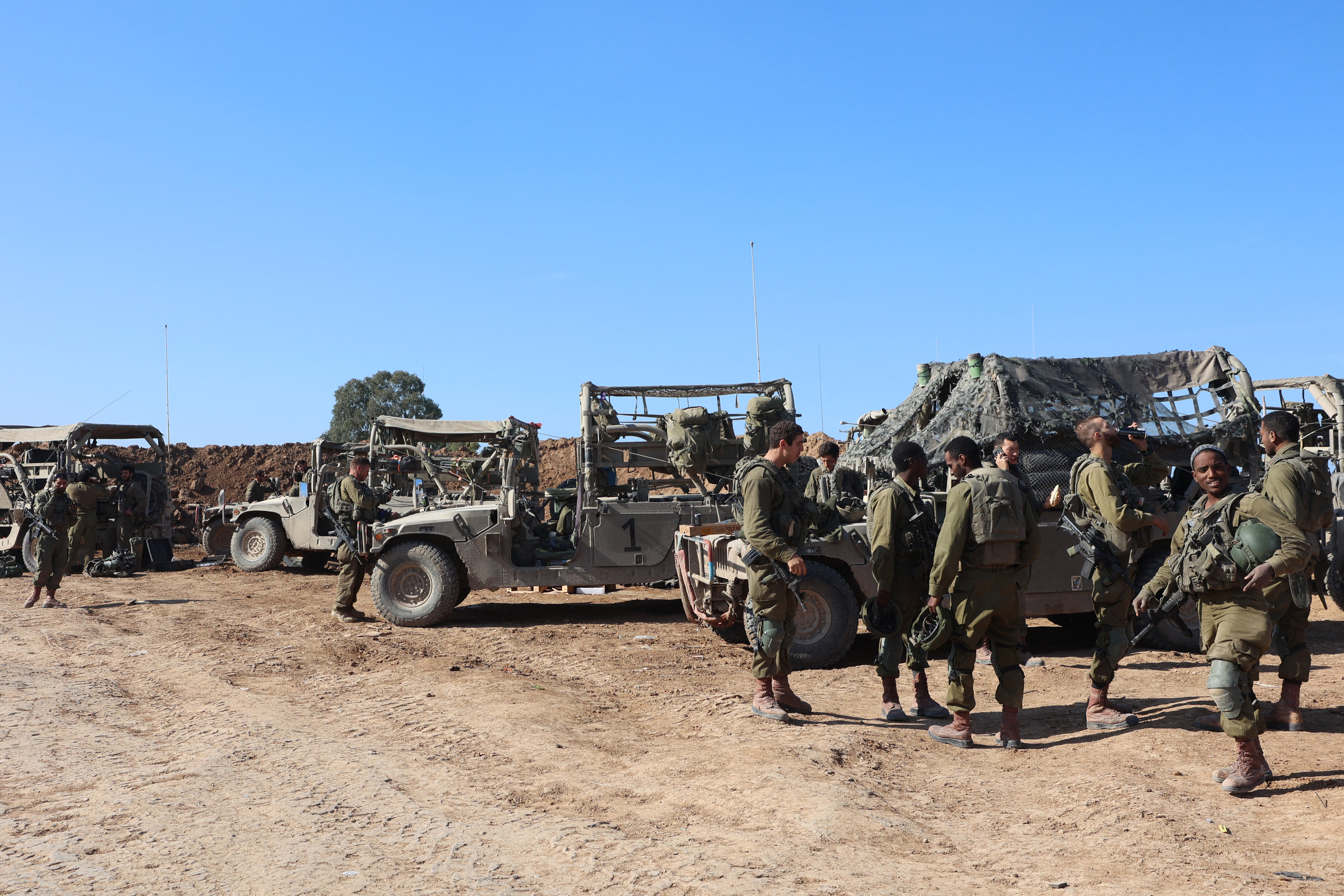 Israelische Truppen versammeln sich am Donnerstag mit ihren Militärfahrzeugen an der israelischen Grenze zum Gazastreifen