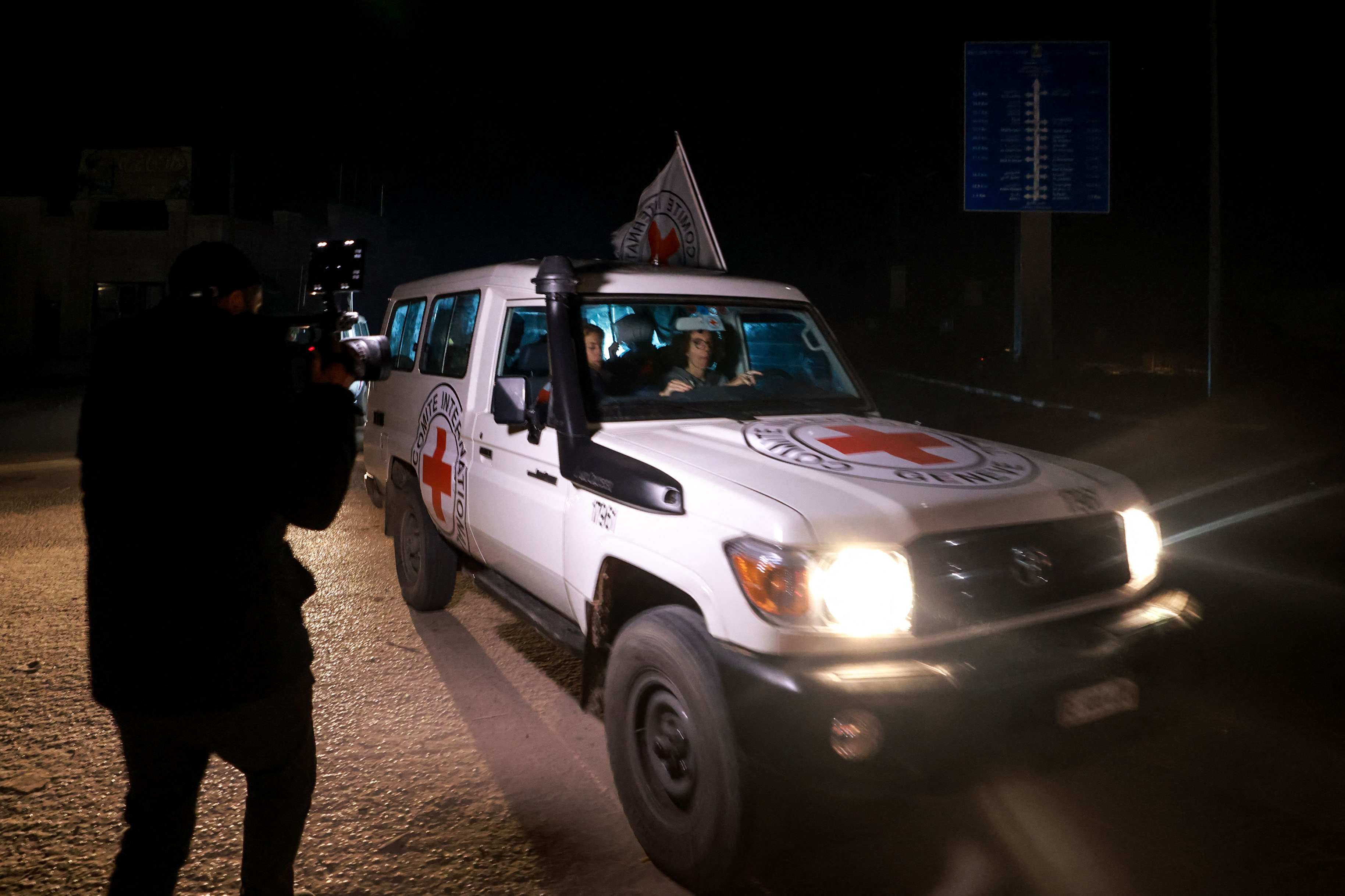 Ein Fahrzeug des Roten Kreuzes mit israelischen Geiseln kommt am Donnerstagabend in Rafah im südlichen Gazastreifen an
