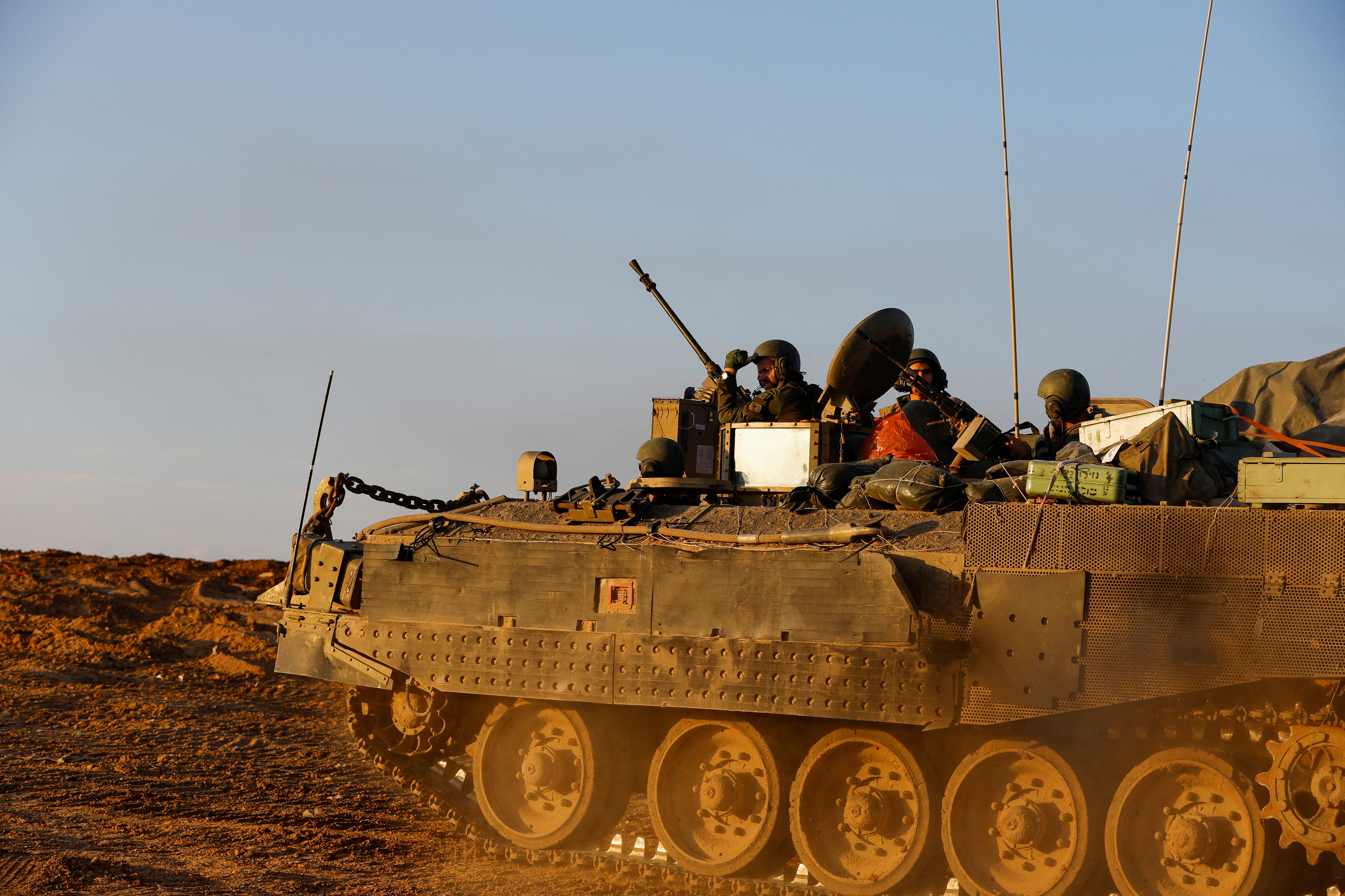 Israelische Truppen bewegen sich in einem gepanzerten Personentransporter im Süden Israels