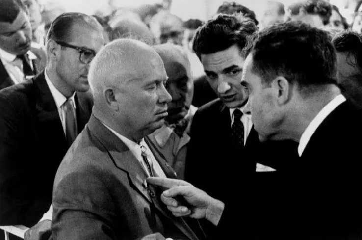Er hat auch den berüchtigten Streit zwischen dem damaligen US-Vizepräsidenten Richard Nixon und dem sowjetischen Ministerpräsidenten Nikita Chruschtschow im Jahr 1959 festgehalten