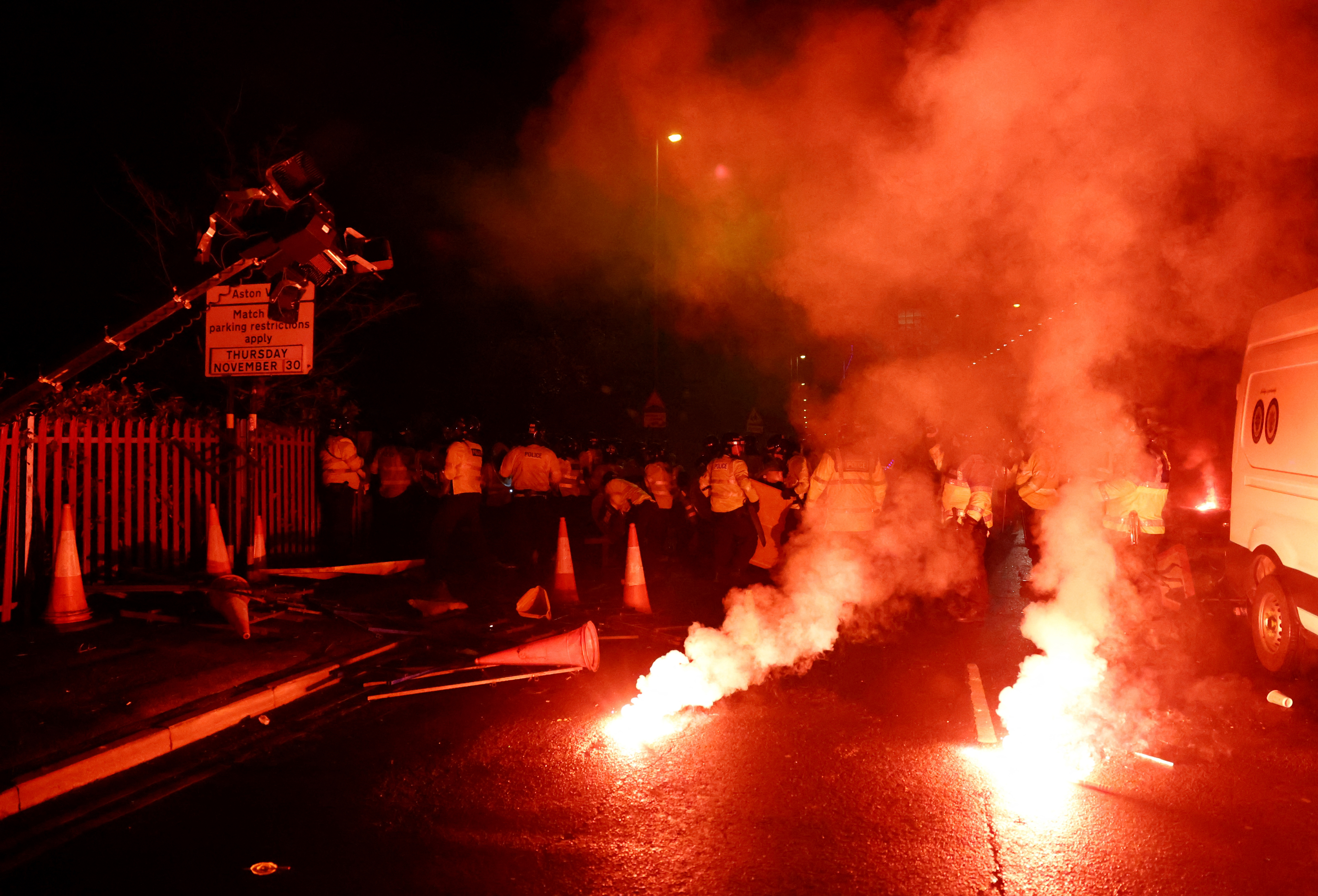 Die Polizei kämpfte gegen die Fans, während die mitreisende Unterstützung Leuchtraketen zündete