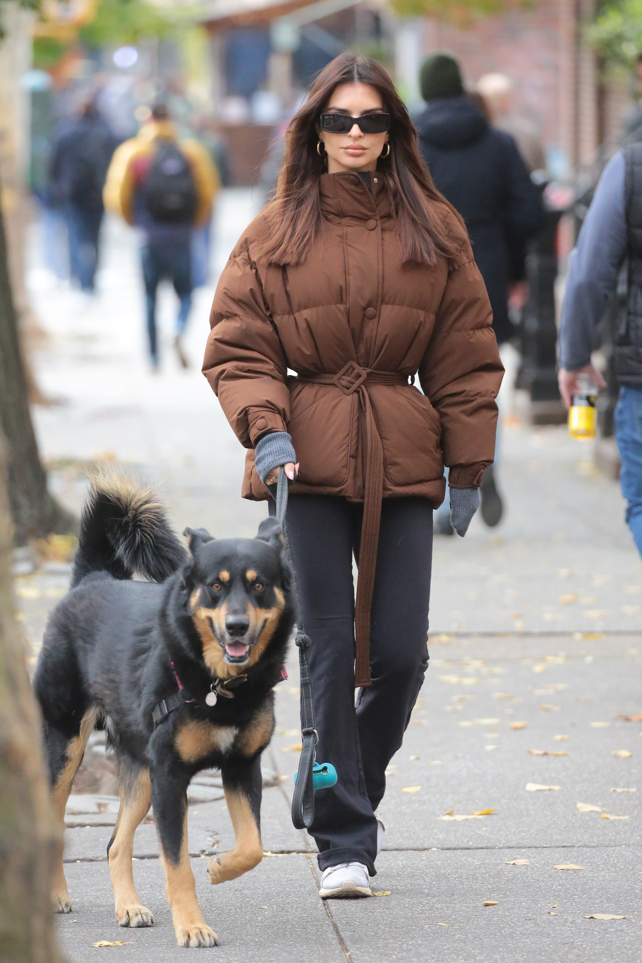 Emily Ratajkowski wurde in einem wattierten Wintermantel mit Jeans und Turnschuhen gesehen, um den ganzen Winter über warm zu bleiben