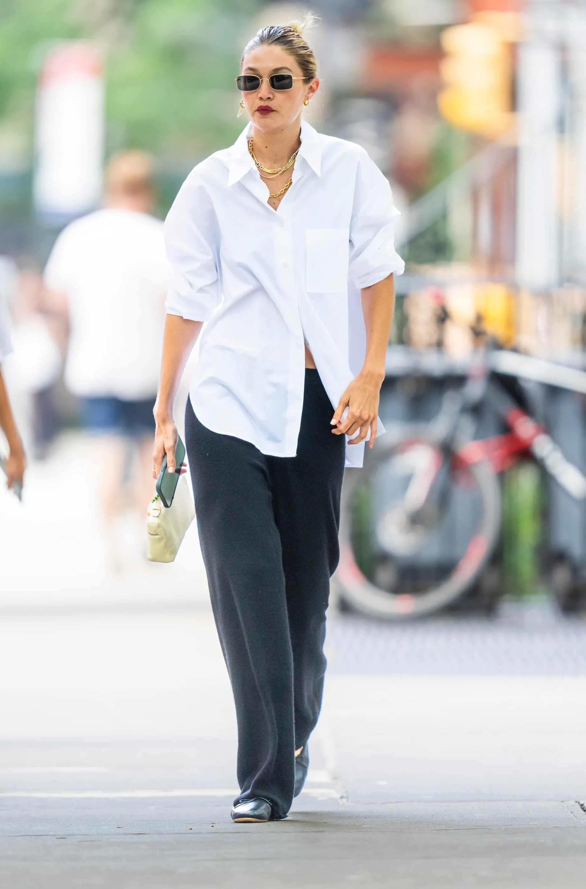 Gigi Hadid enthüllte, dass elegante schwarze Hosen lässig getragen werden können, indem sie sie mit einem übergroßen weißen Hemd kombinierte