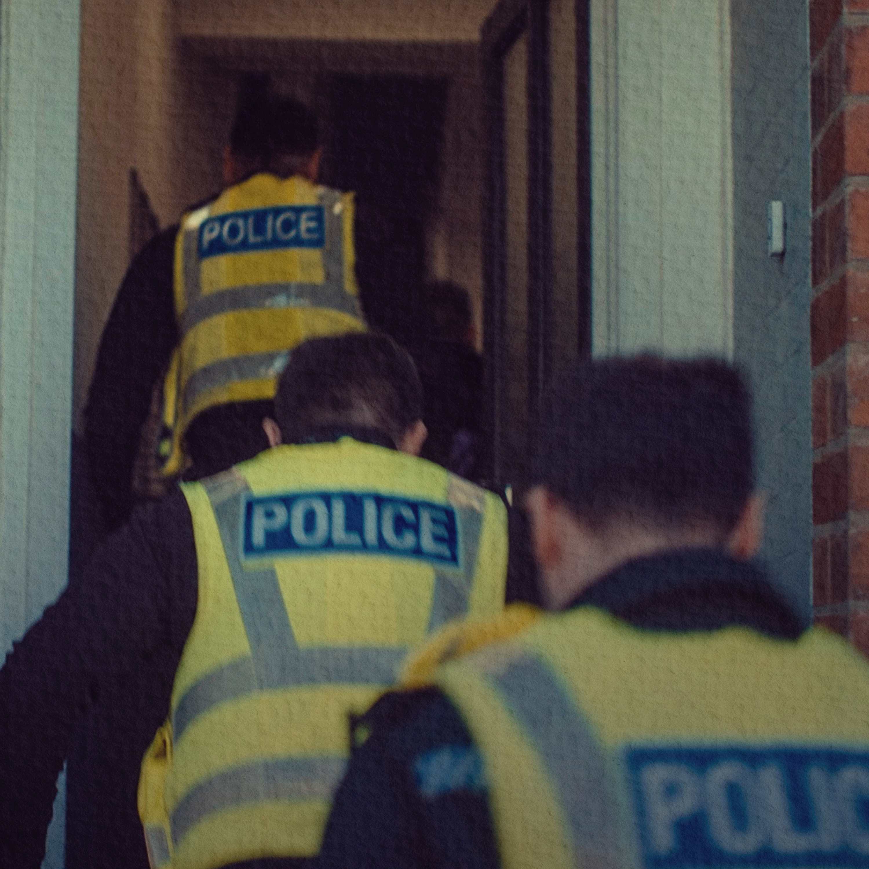 Channel 4 verfolgte die Polizei, während sie die schreckliche Razzia durchführte