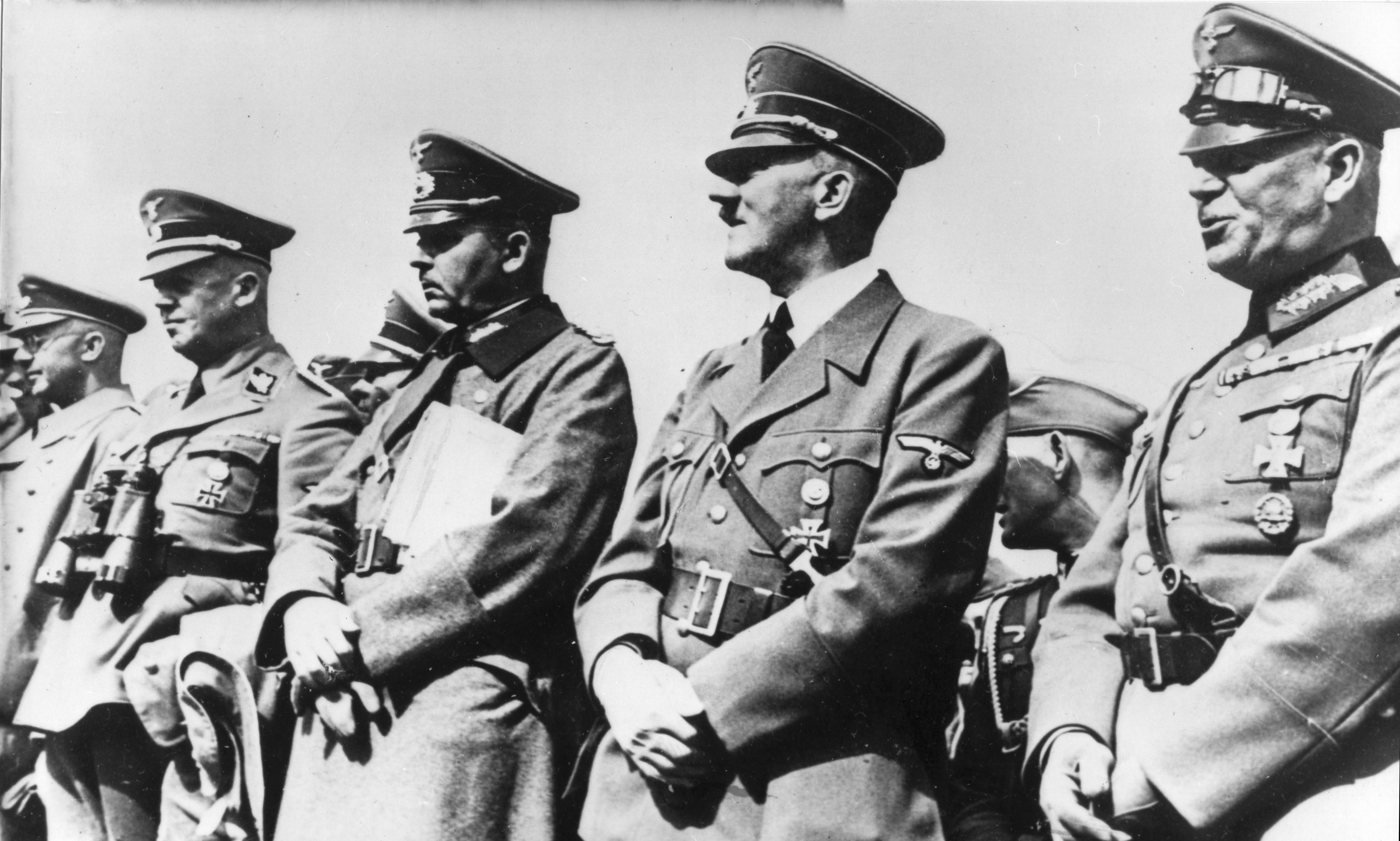 Adolf Hitler neben seinen ranghöchsten Generälen, darunter SS-Führer und Holocaust-Architekt Heinrich Himmler (ganz links) und Feldmarschall Wilhelm List (dritter von links).