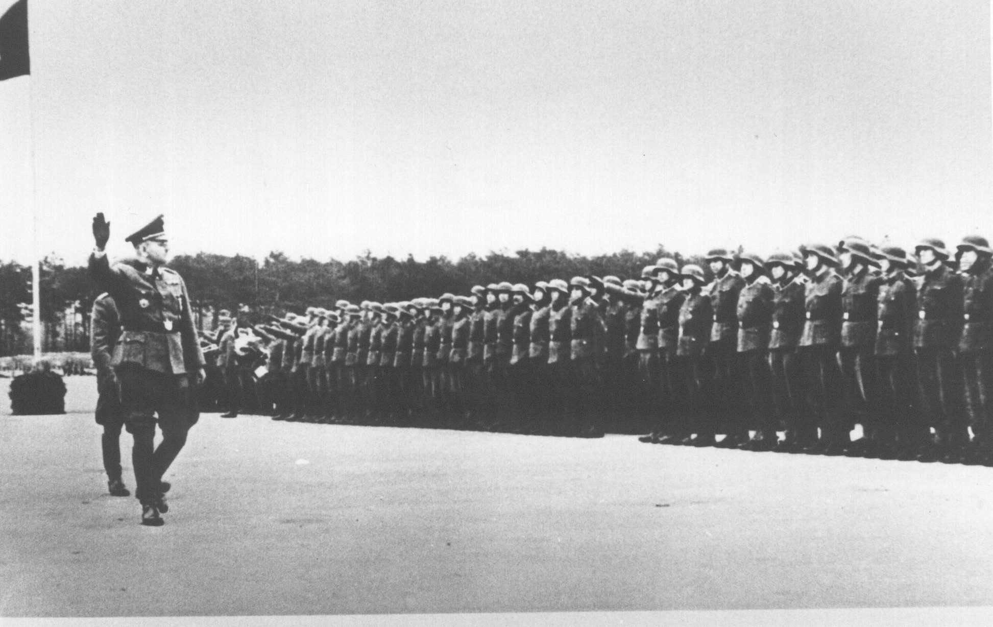Die 14. Waffen-Grenadier-SS-Galizien-Division grüßt im Mai 1944 mit einem Nazi-Sieg-Heil-Gruß an ihren Kommandeur. Es wird angenommen, dass der von The Sun aufgespürte Mann mit dieser Einheit gekämpft hat