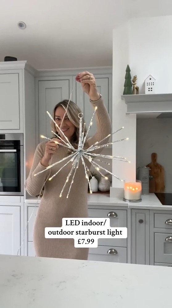 Das LED-Sternlicht kann als Dekoration für den Garten oder das Wohnzimmer verwendet werden