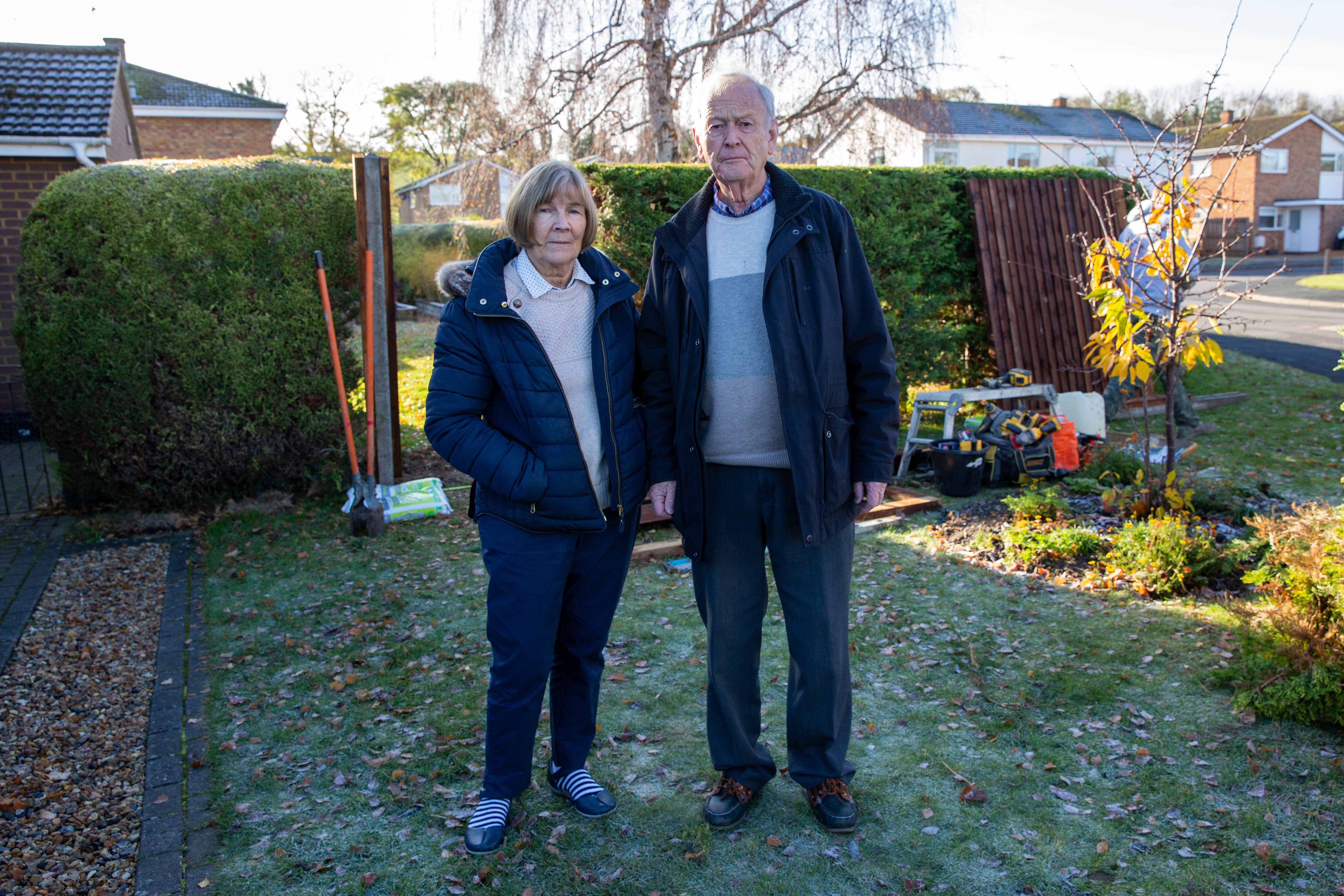 Caroline Buggust und Ehemann Adrian, 82, fühlen sich durch Hills Taten „traumatisiert“.