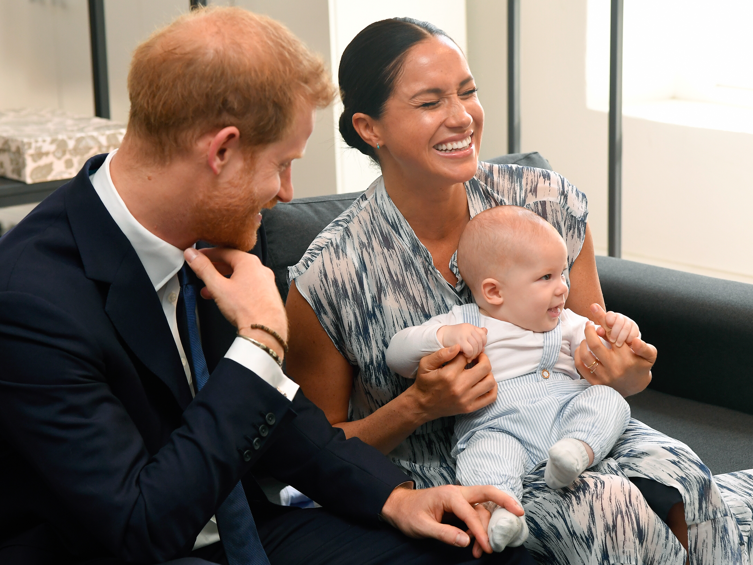 Harry und Meghan sagen, die Royals hätten gefragt, welche Farbe ihr Sohn Archie haben könnte