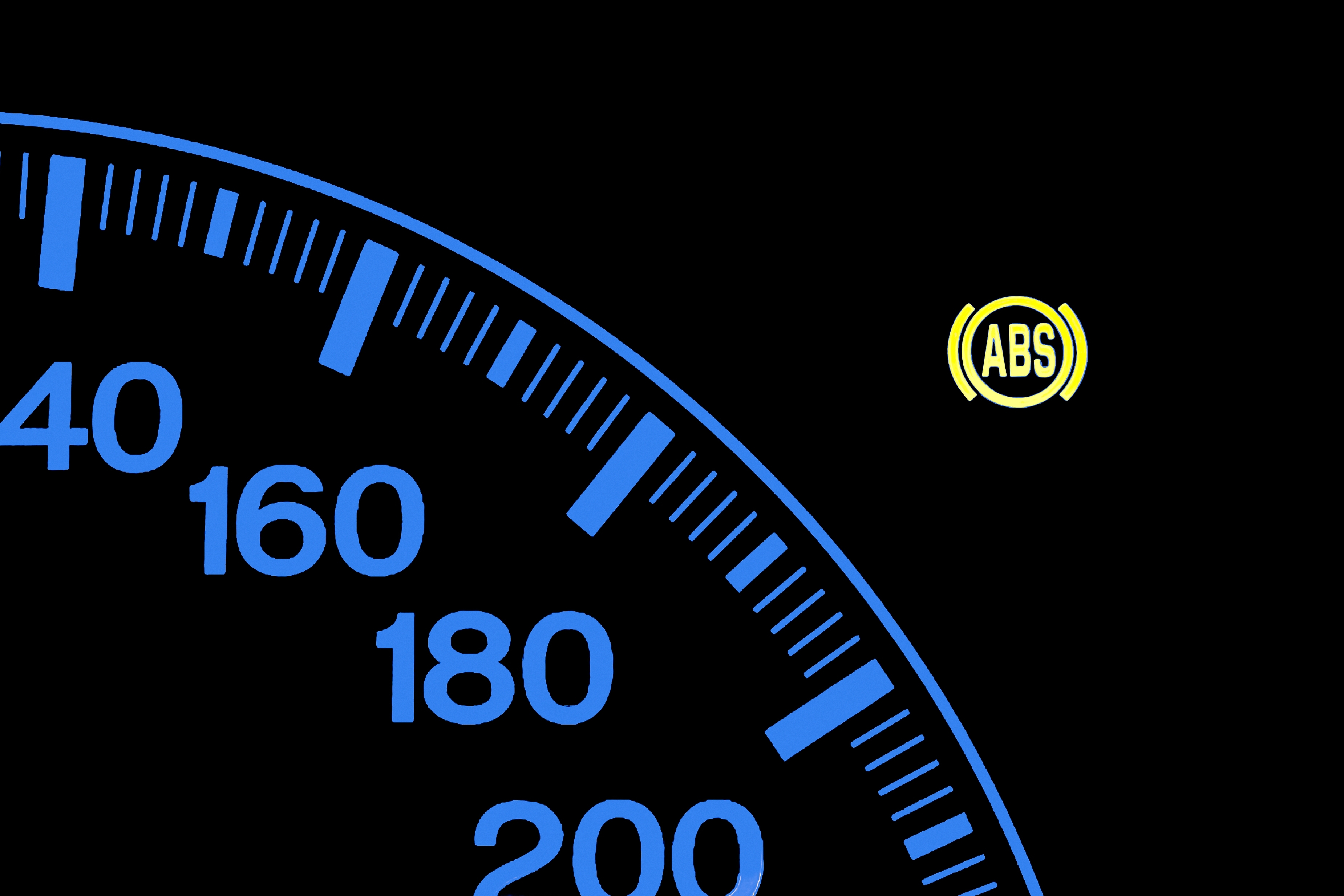 Eine ABS-Leuchte bedeutet, dass ein Fehler an den Bremsbelägen oder Sensoren Ihres Motors vorliegt – und das könnte zum Ausfall Ihrer Bremsen führen