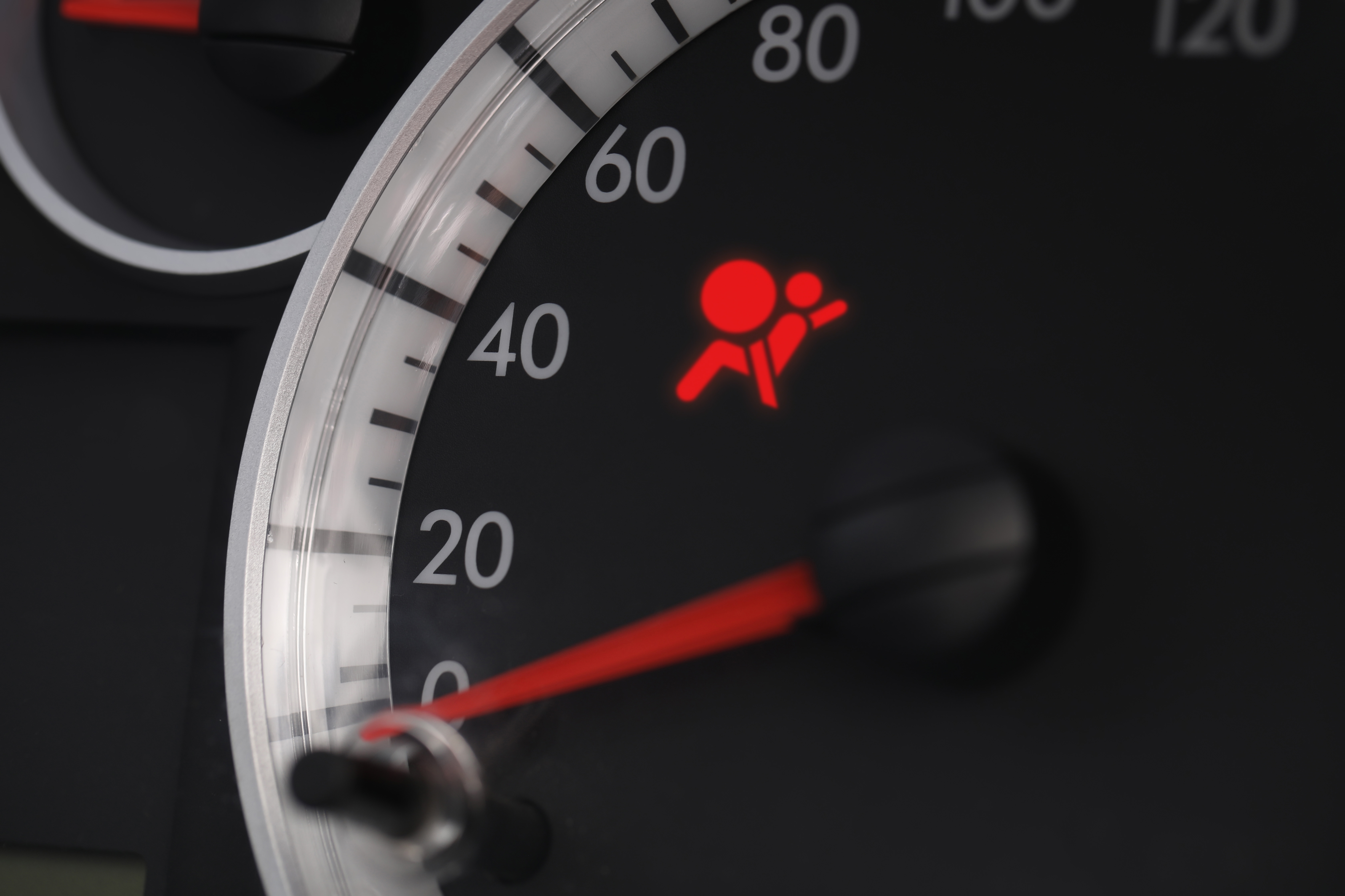 Ihre Airbag-Warnleuchte leuchtet auf, wenn ein Problem mit Ihrem Airbag-System oder Ihrem Sicherheitsgurtmechanismus vorliegt