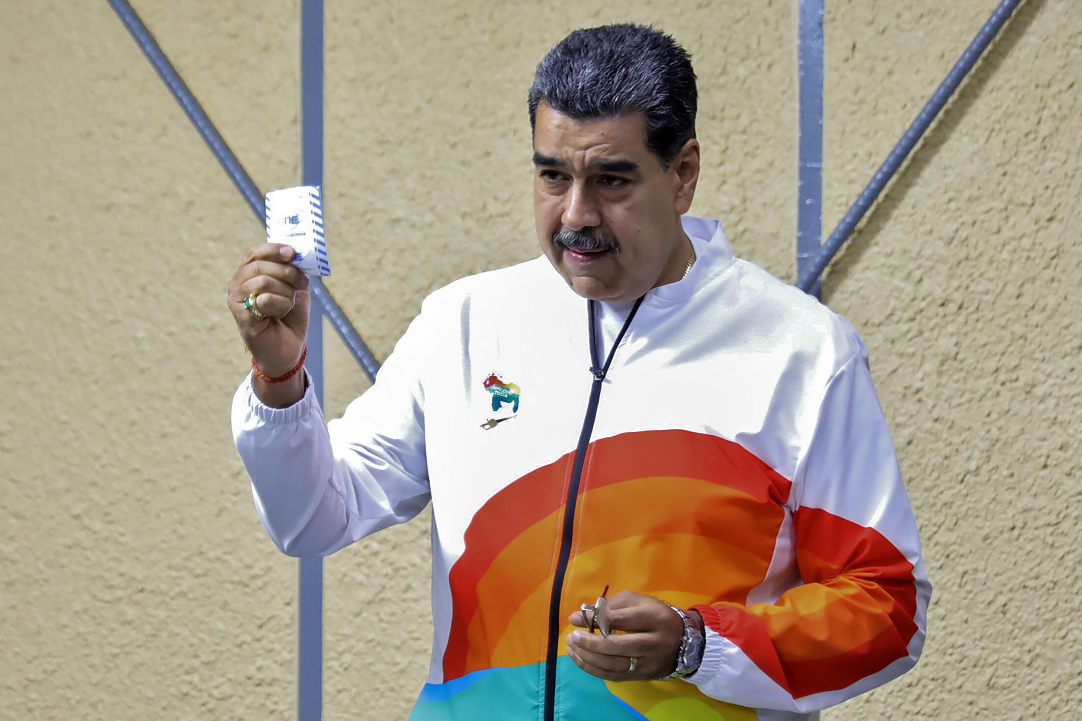 Venezuelas Präsident Nicolas Maduro gibt seine Stimme während eines beratenden Referendums über die Souveränität Venezuelas über die vom benachbarten Guyana kontrollierte Region Esquiba am 3. Dezember 2023 in Caracas ab