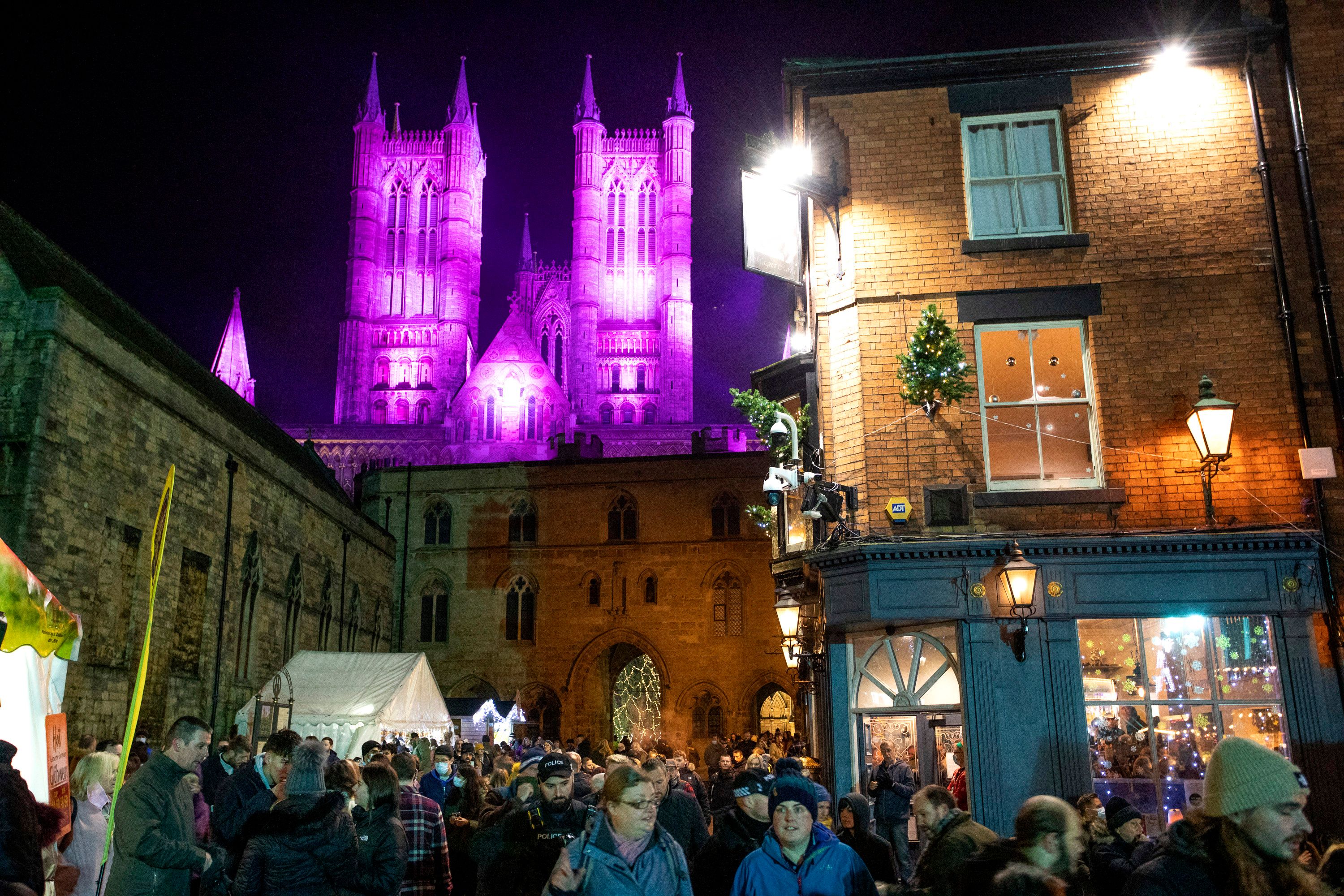 Zur Feier des Weihnachtsmarktes wird die Kathedrale von Lincoln mit Flutlicht beleuchtet