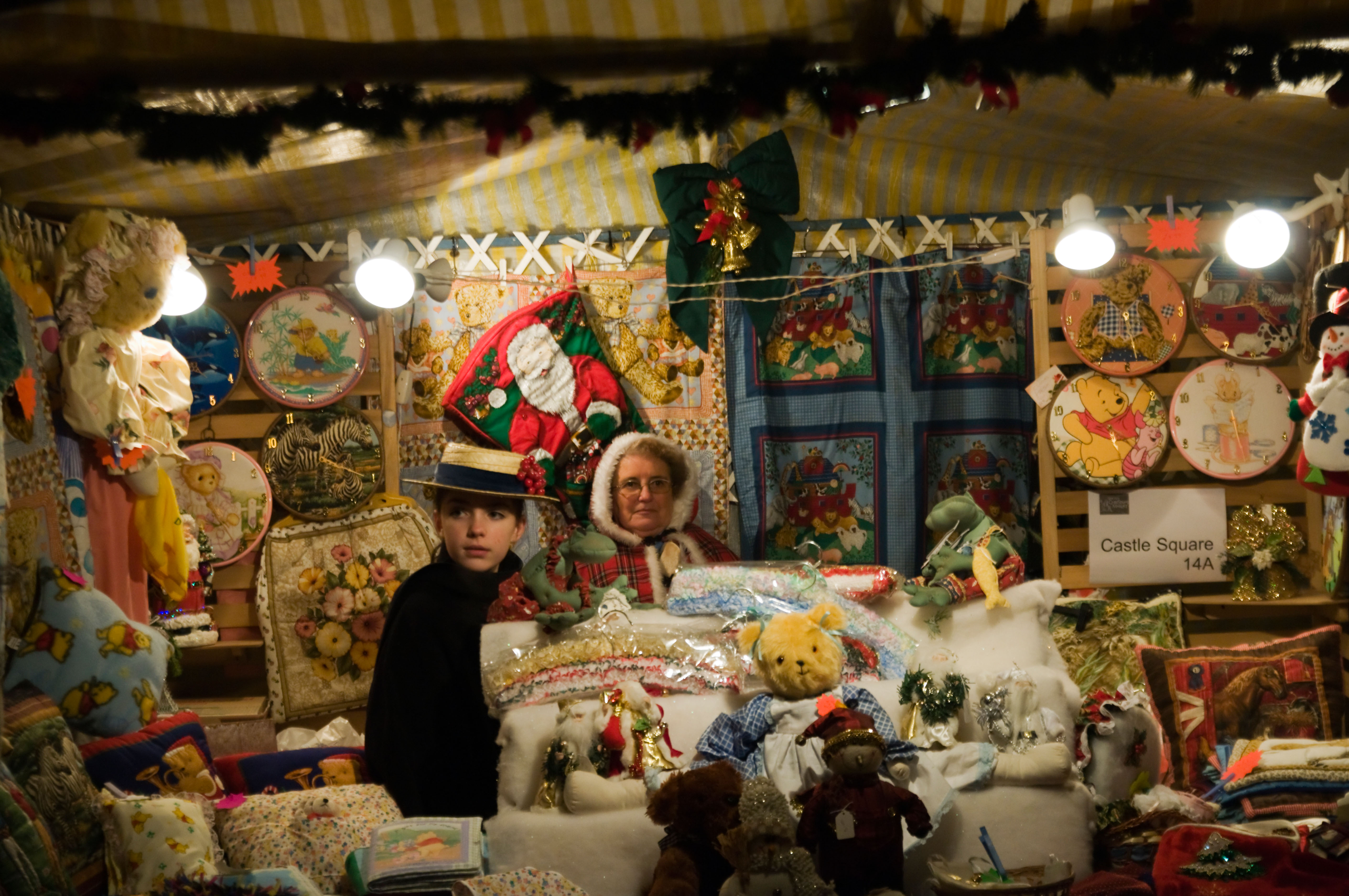 Zwei Frauen stehen hinter einem Weihnachtsmarktstand