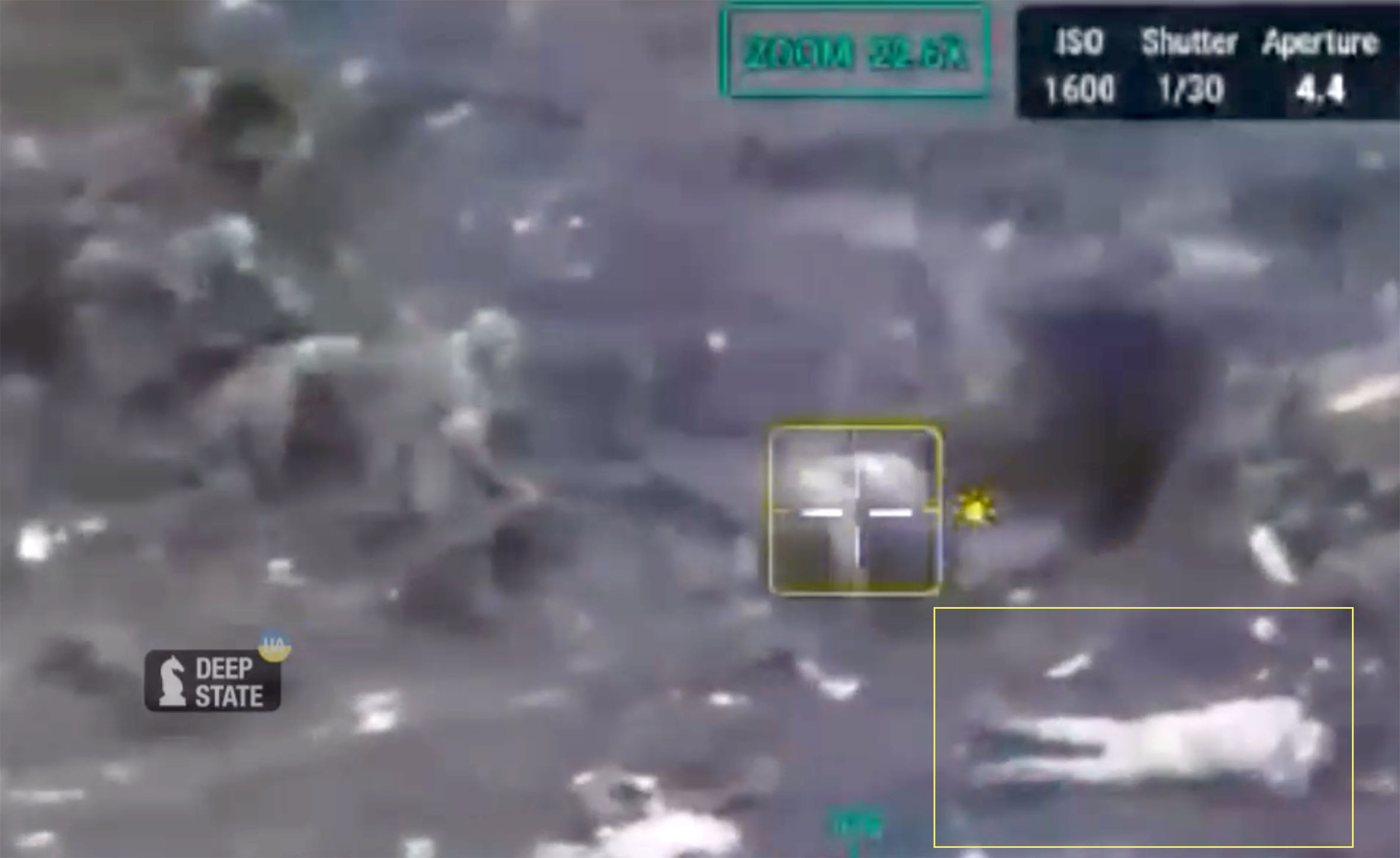 Auf dem grobkörnigen Videomaterial ist einer der Soldaten zu sehen, wie er mit den Händen auf dem Kopf auf dem Boden liegt, während der andere aus dem Graben auftaucht