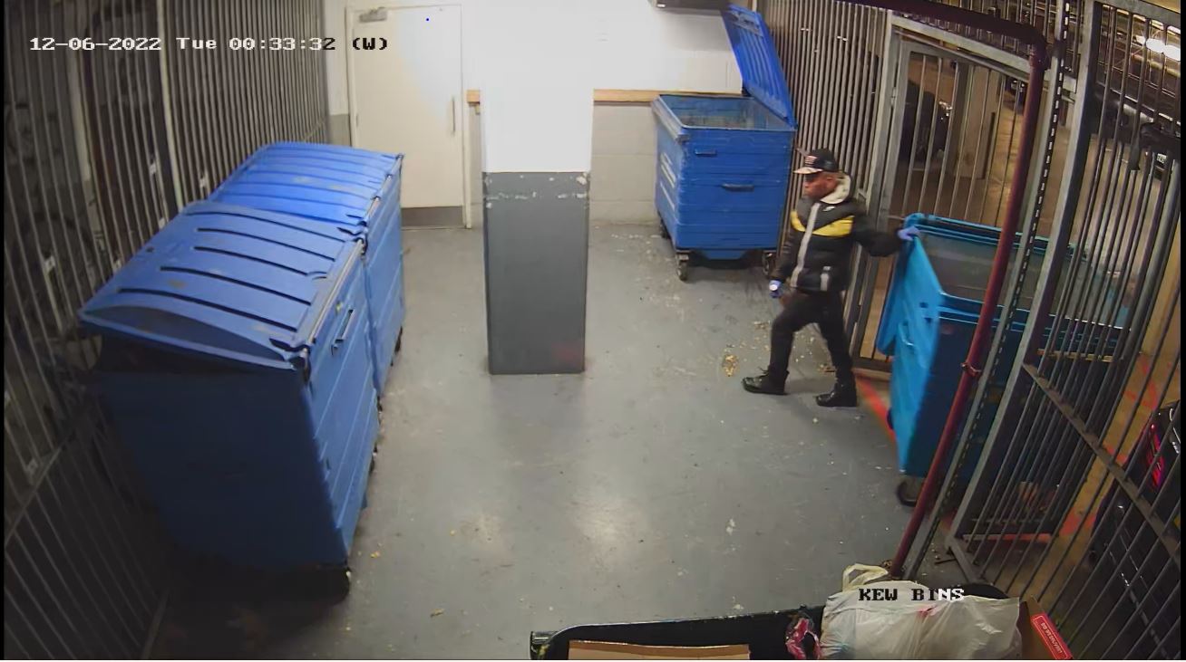 Auf Videoüberwachungskameras wurde gesehen, wie er einen Mülleimer bewegte