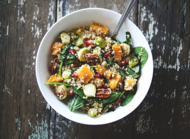 Salat mit Quinoa, Kürbis, Rosenkohl, Granatapfelkernen und Nüssen, Konzept für faule Möglichkeiten, Gewicht zu verlieren