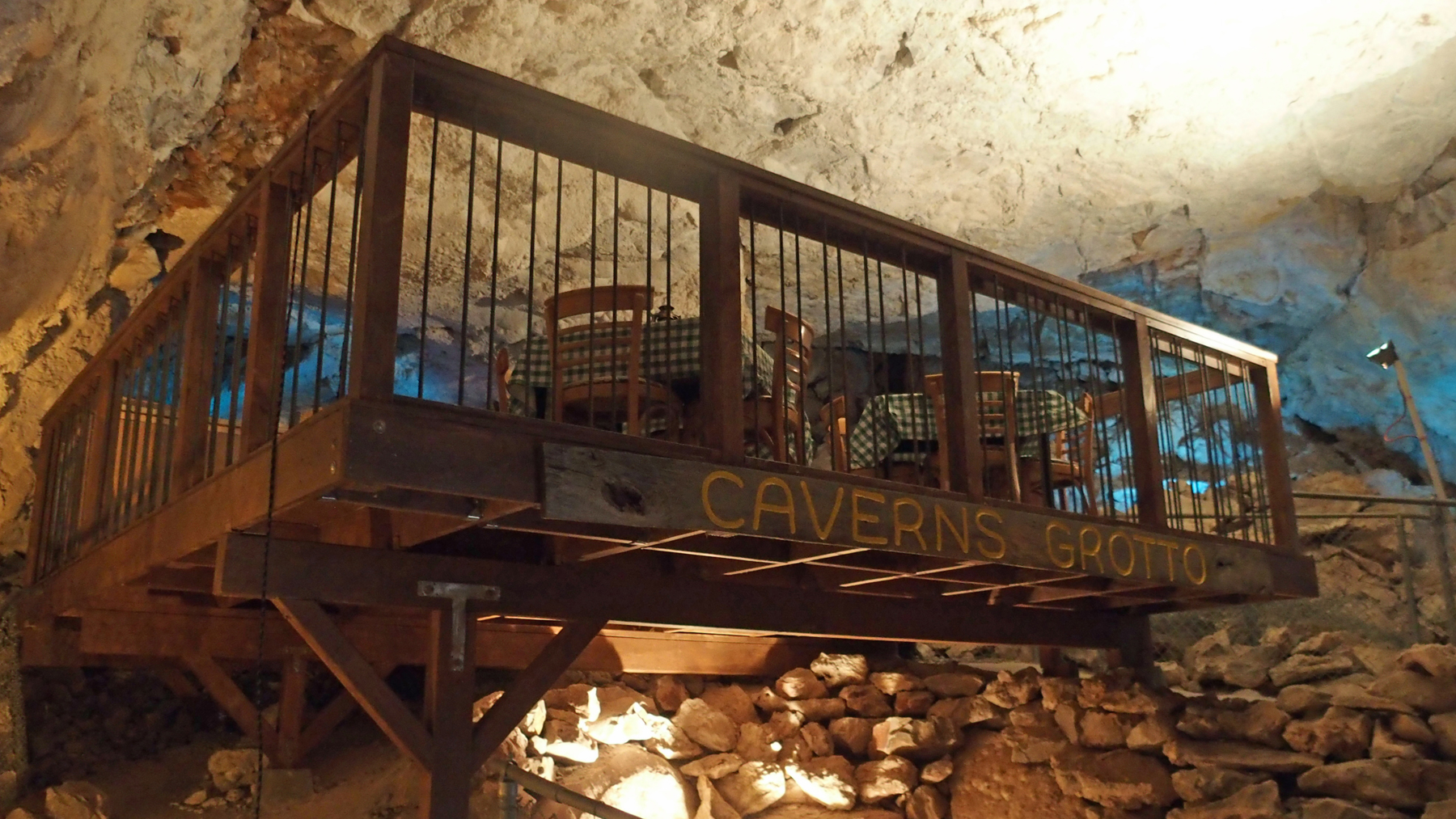 Das Essen wird auf Bodenniveau gekocht und mit einem Aufzug in die Höhle transportiert