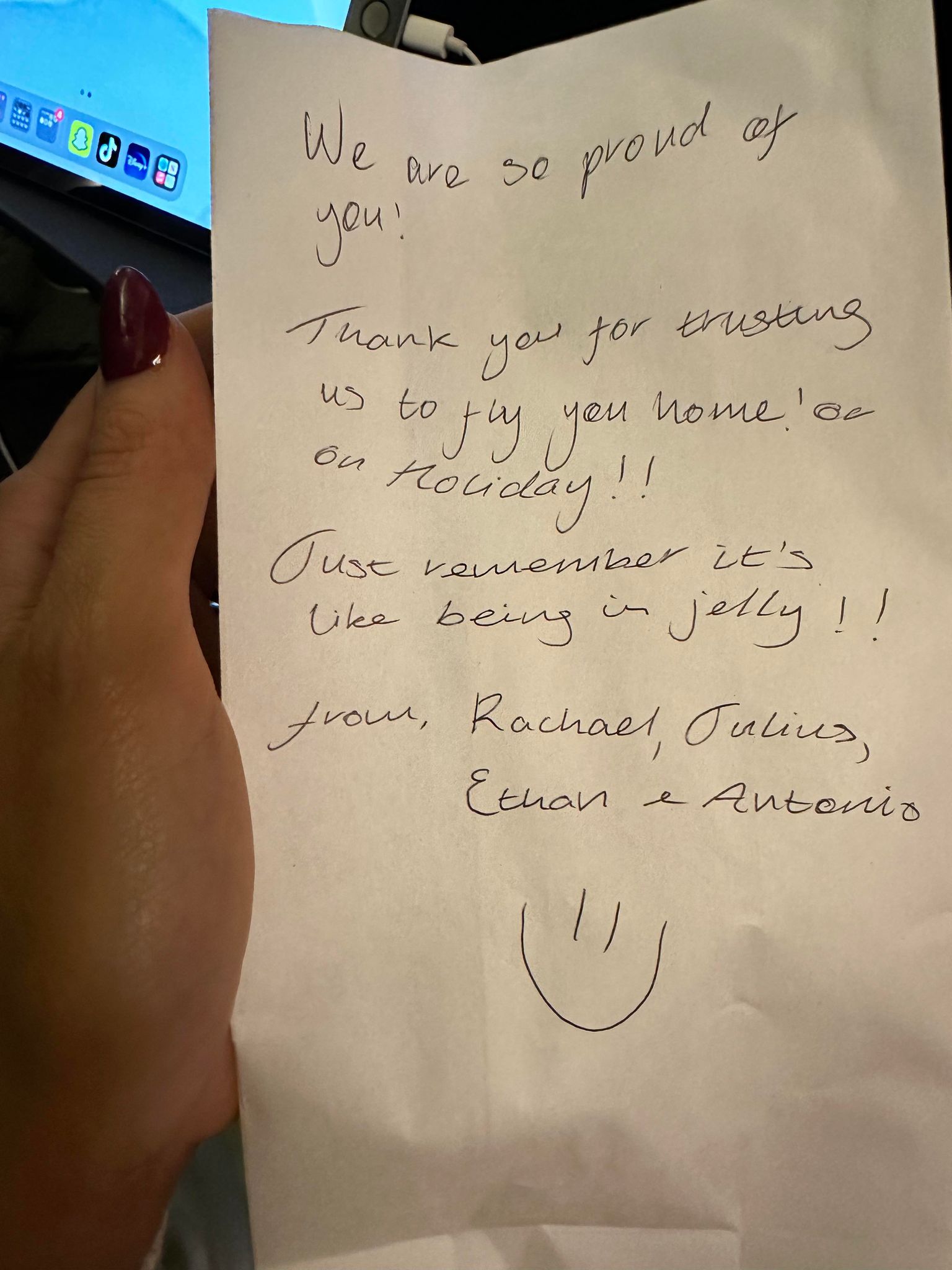 Die Flugbegleiter gaben Veritys Tochter einen Zettel, um ihre Flugangst zu lindern