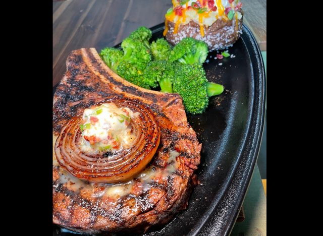 Ribeye-Steak mit Knochen und Bourbon-Zwiebeln im Outback Steakhouse