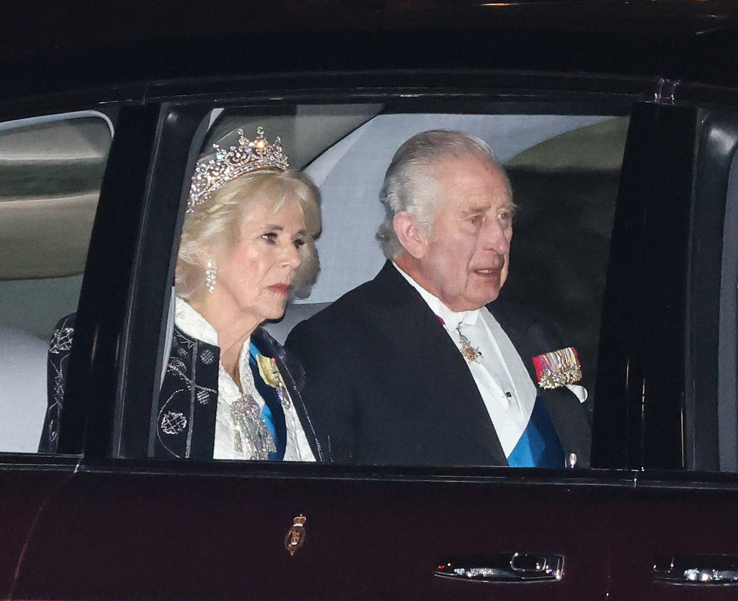 König Charles und Königin Camilla besuchen einen Diplomatenball