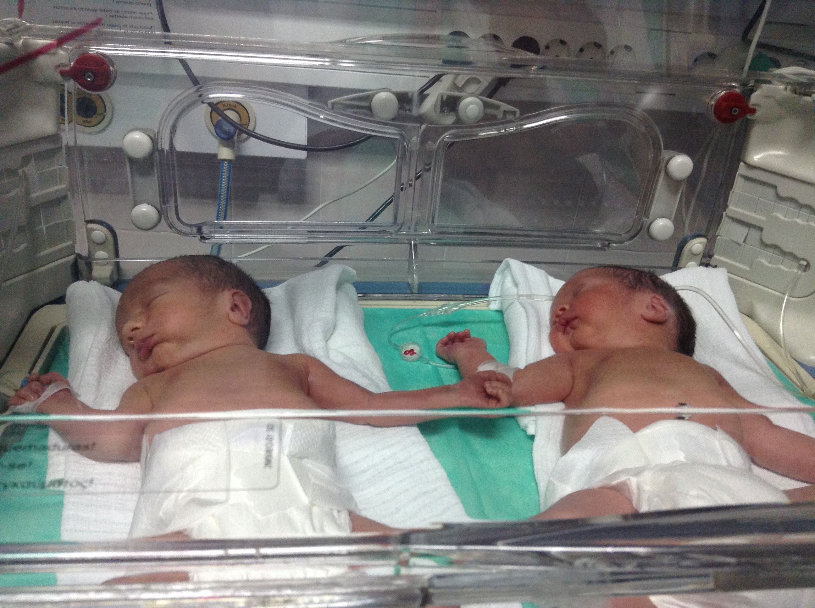 Die Zwillinge zusammen im Krankenhaus kurz nach ihrer Geburt