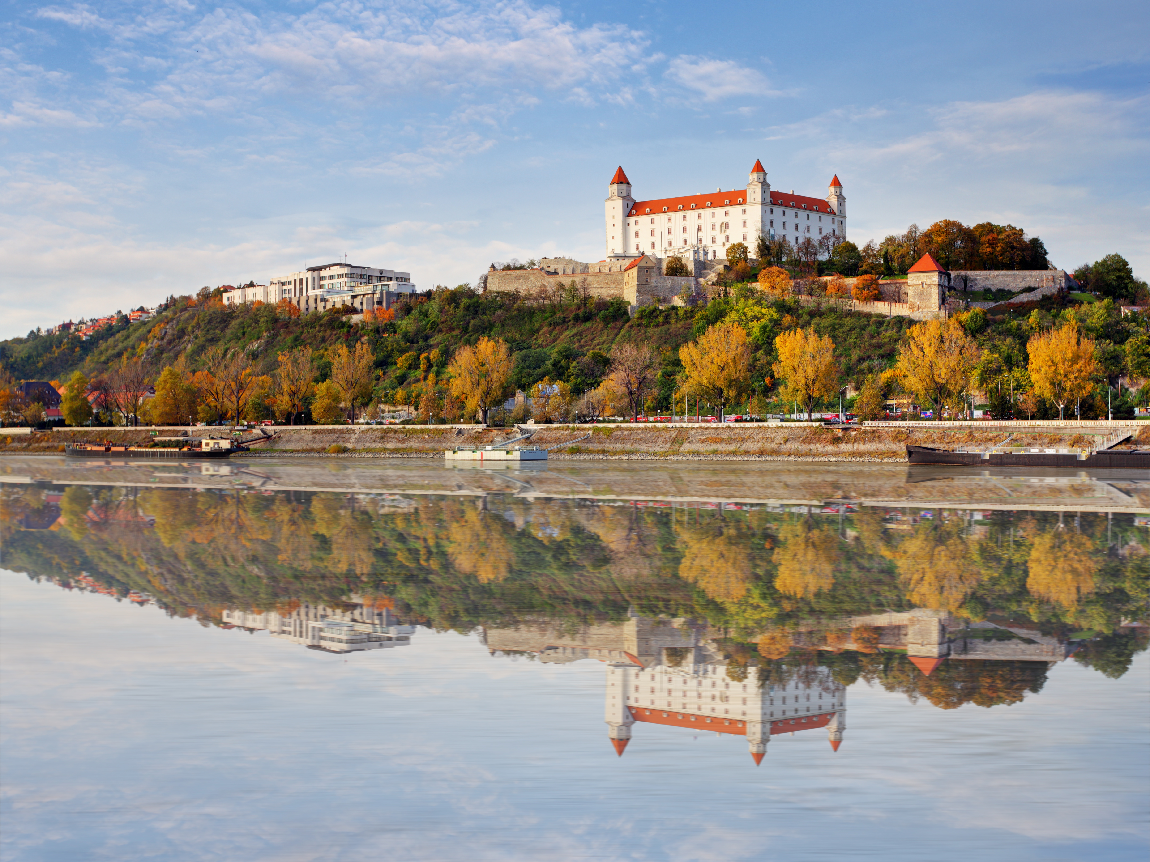 Die Burg Bratislava überblickt die Donau im Zentrum der Stadt