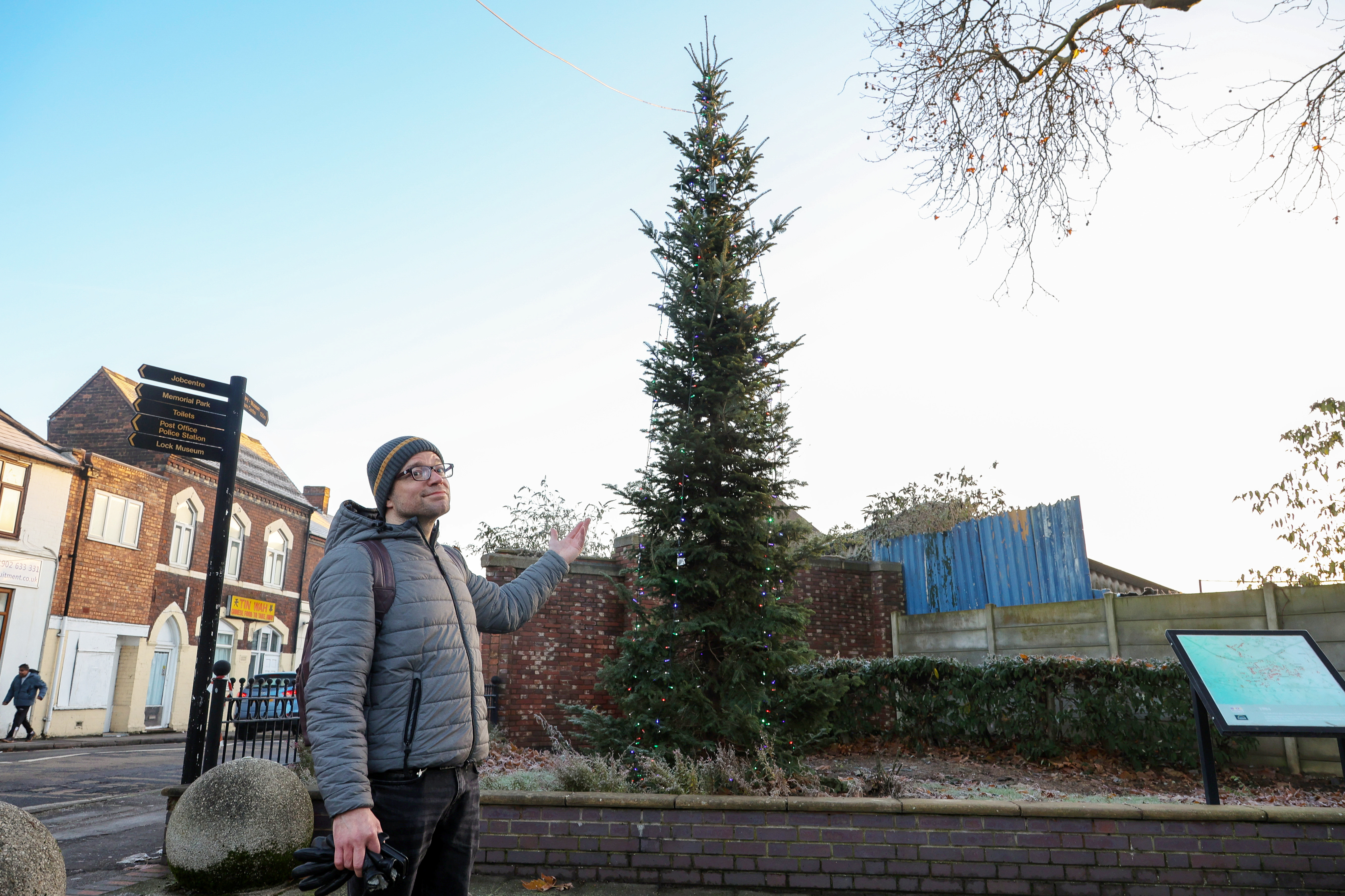Unterdessen verärgerte auch ein dürrer Weihnachtsbaum im nahegelegenen Willenhall die Anwohner