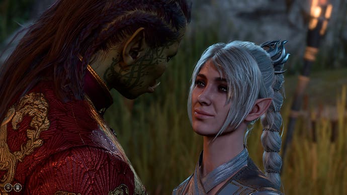 Screenshot von Baldur's Gate 3, der zeigt, wie Shadowheart den Spielercharakter liebevoll ansieht [Don’t use this one for a hero image, her haircut/colour is a spoiler]