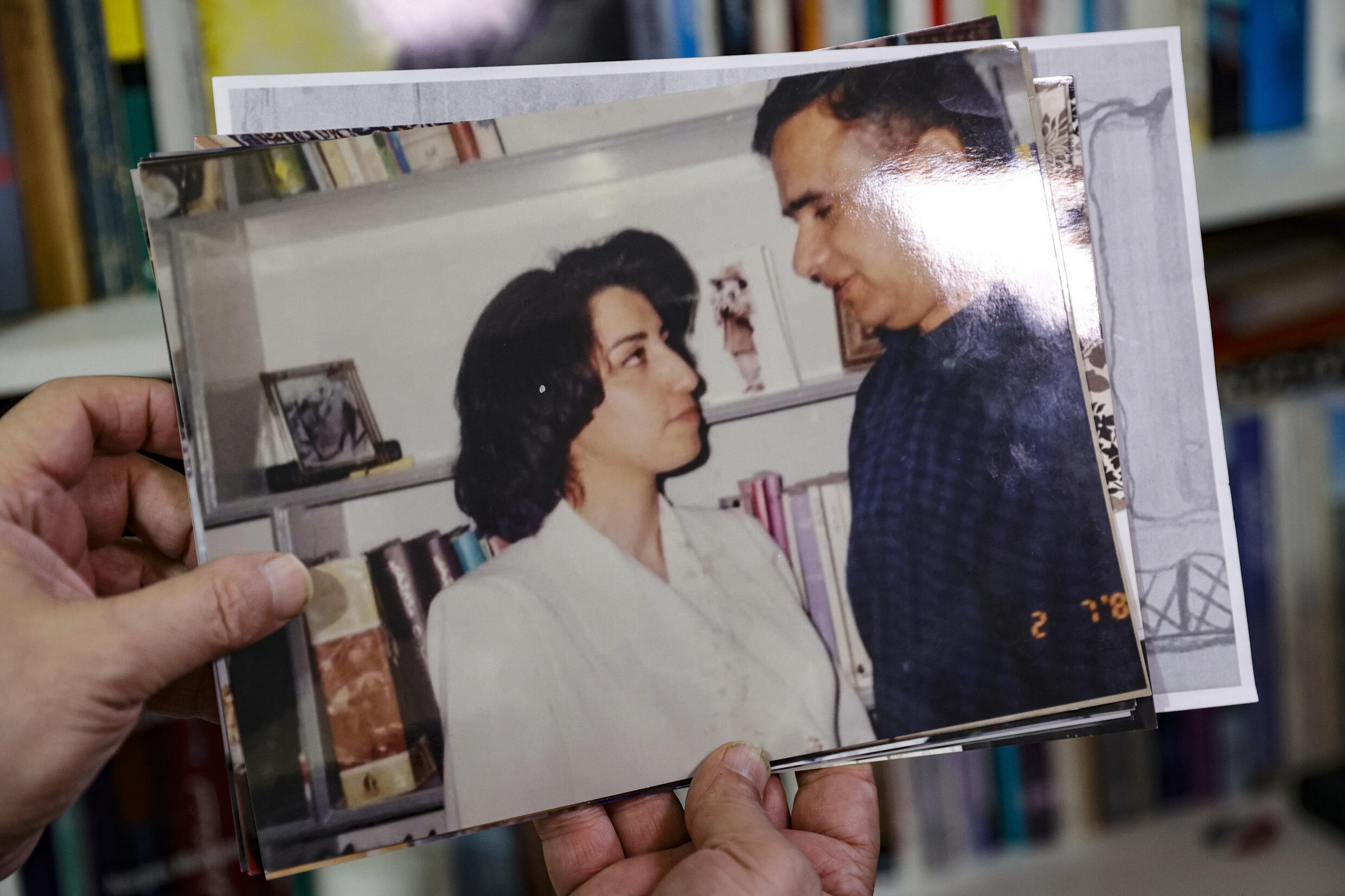 Der iranische Journalist Taghi Rahmani hält ein Foto von ihm und seiner Frau, der Friedensnobelpreisträgerin von 2023, Narges Mohammadi.