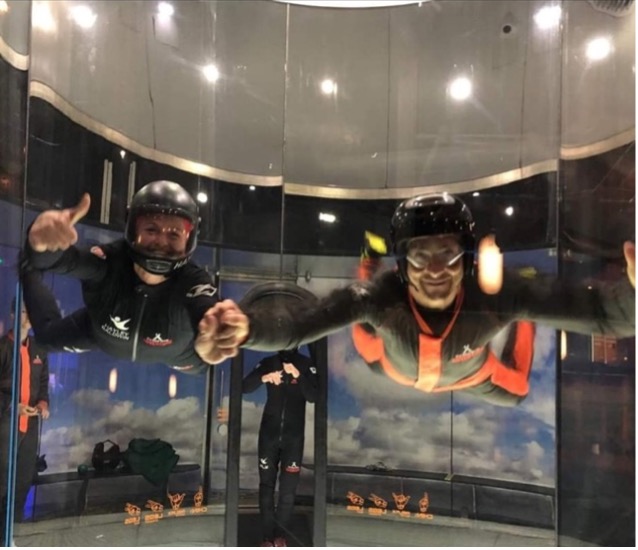 Die Indoor-Fallschirmsprung-Attraktion iFLY stellt für seine Veranstaltungsorte in ganz Großbritannien Ausbilder ein